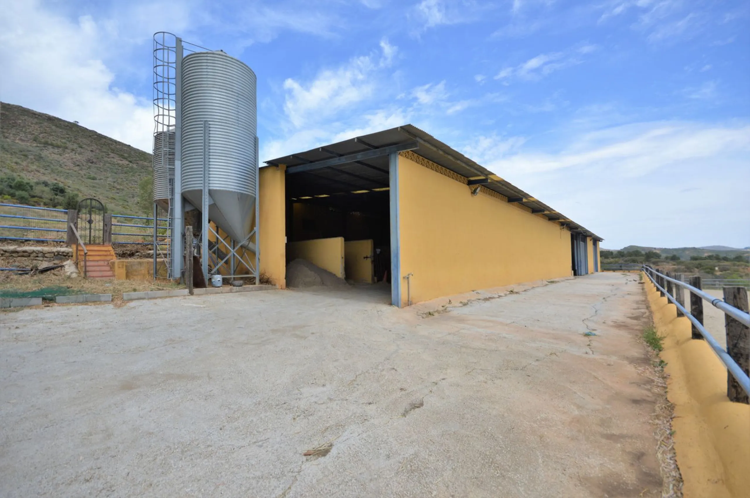 Fantastic and unique equestrian farm in an area surrounded by pine forests and Mediterranean vegetation.