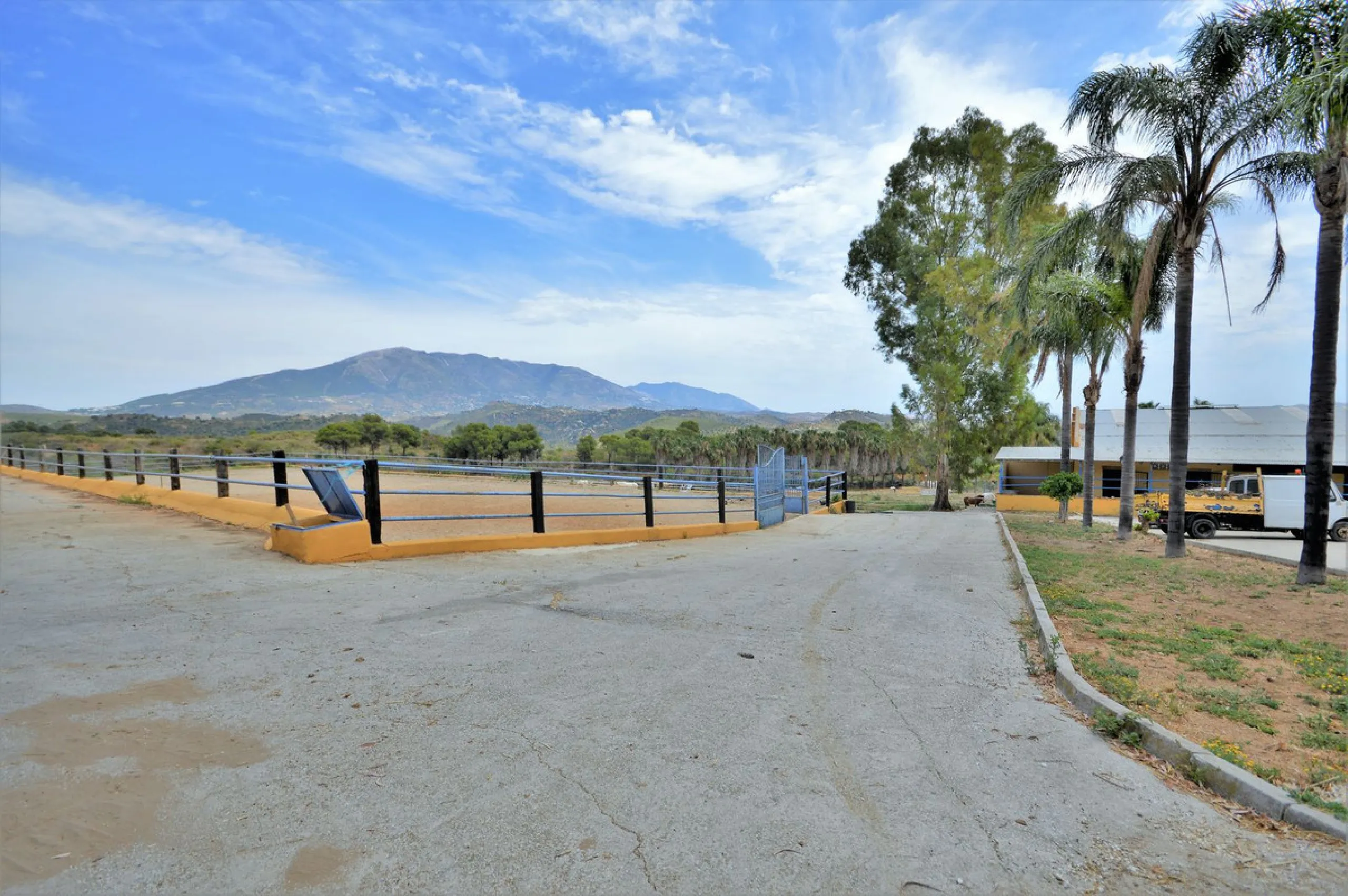 Fantastic and unique equestrian farm in an area surrounded by pine forests and Mediterranean vegetation.