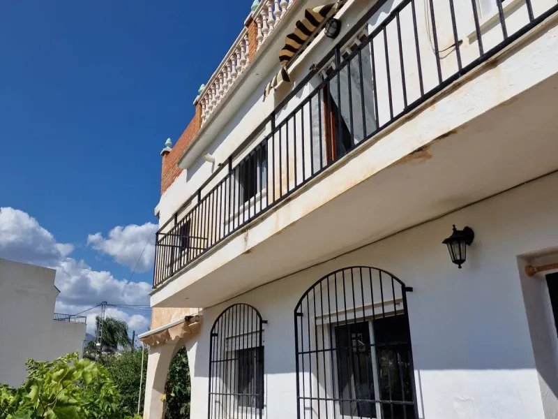 INVESTMENT OPPORTUNITY OR LARGE FAMILY HOME!!!