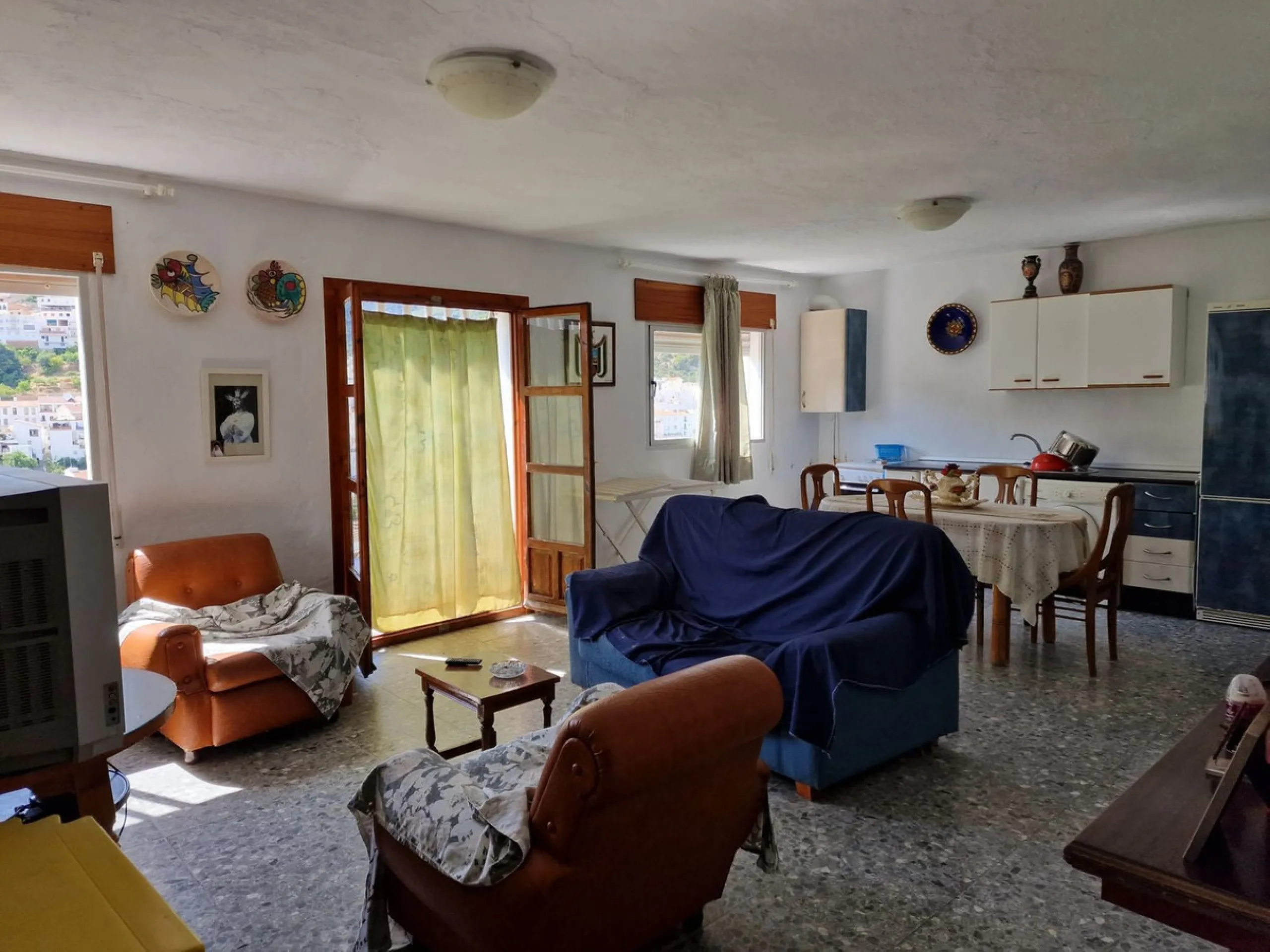 INVESTMENT OPPORTUNITY OR LARGE FAMILY HOME!!!