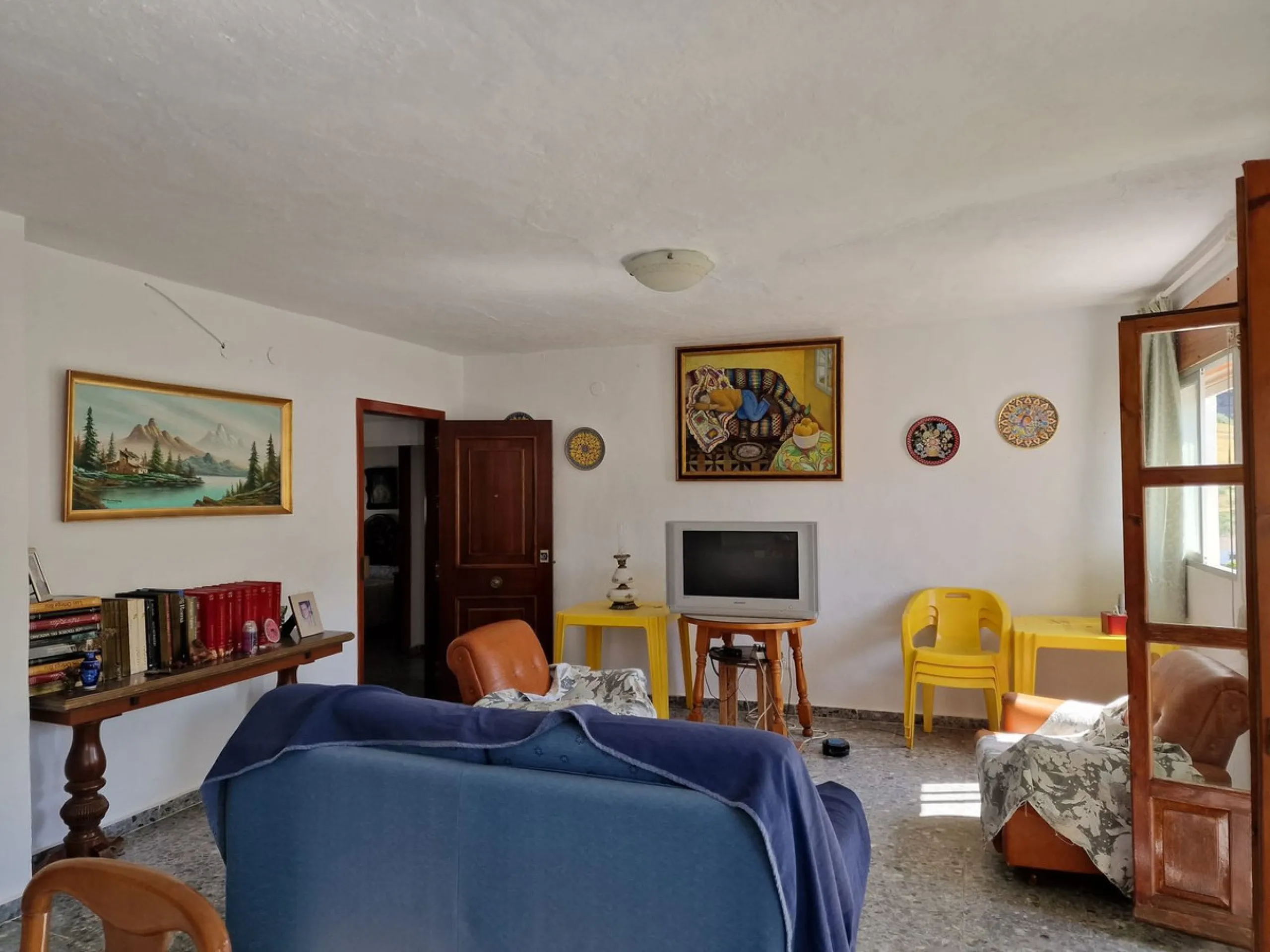 INVESTMENT OPPORTUNITY OR LARGE FAMILY HOME!!!