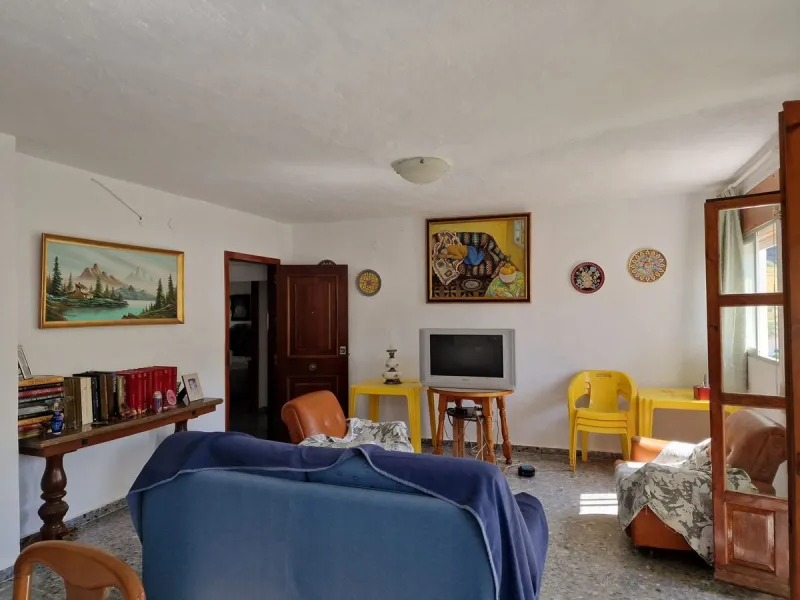 INVESTMENT OPPORTUNITY OR LARGE FAMILY HOME!!!