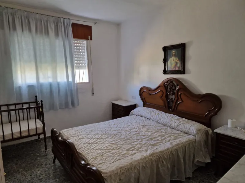 INVESTMENT OPPORTUNITY OR LARGE FAMILY HOME!!!