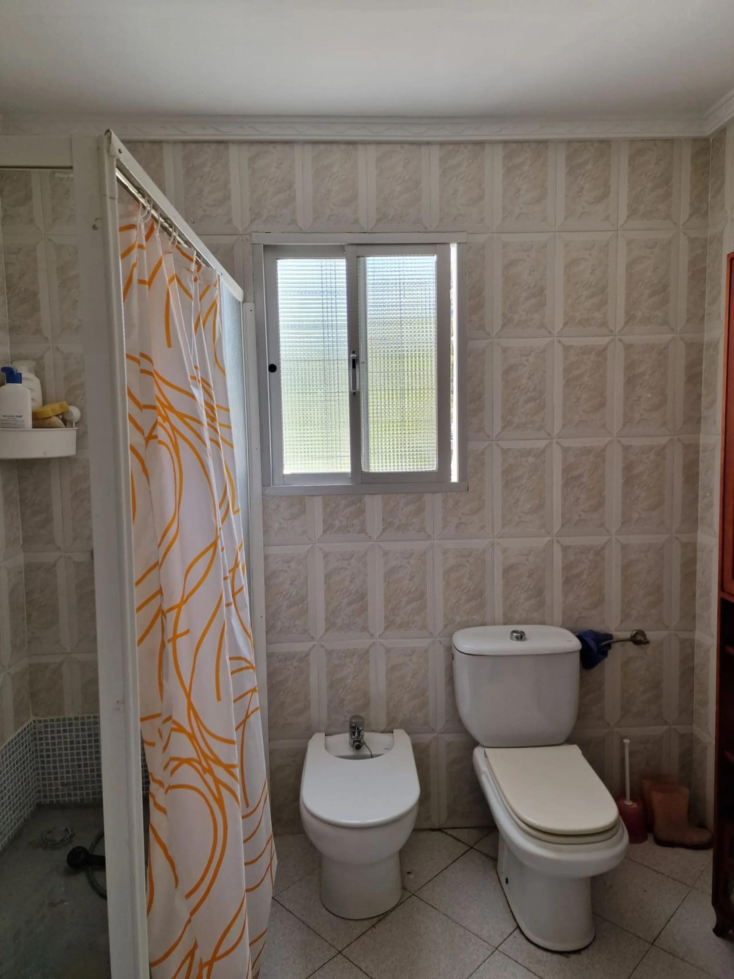 INVESTMENT OPPORTUNITY OR LARGE FAMILY HOME!!!