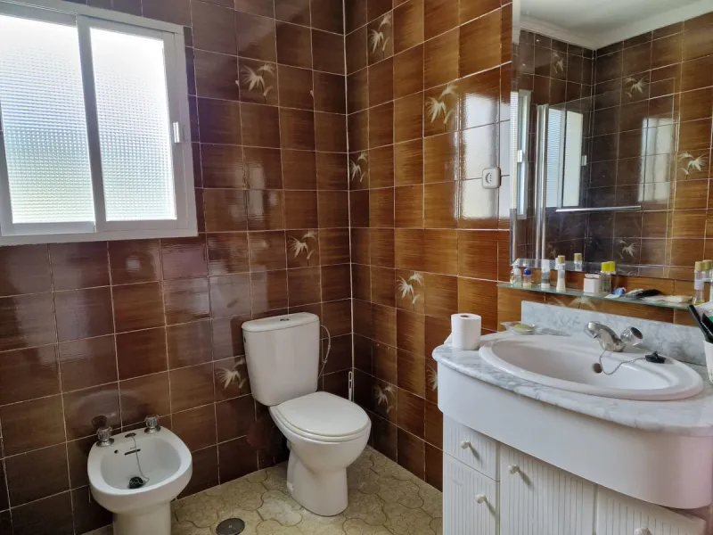 INVESTMENT OPPORTUNITY OR LARGE FAMILY HOME!!!