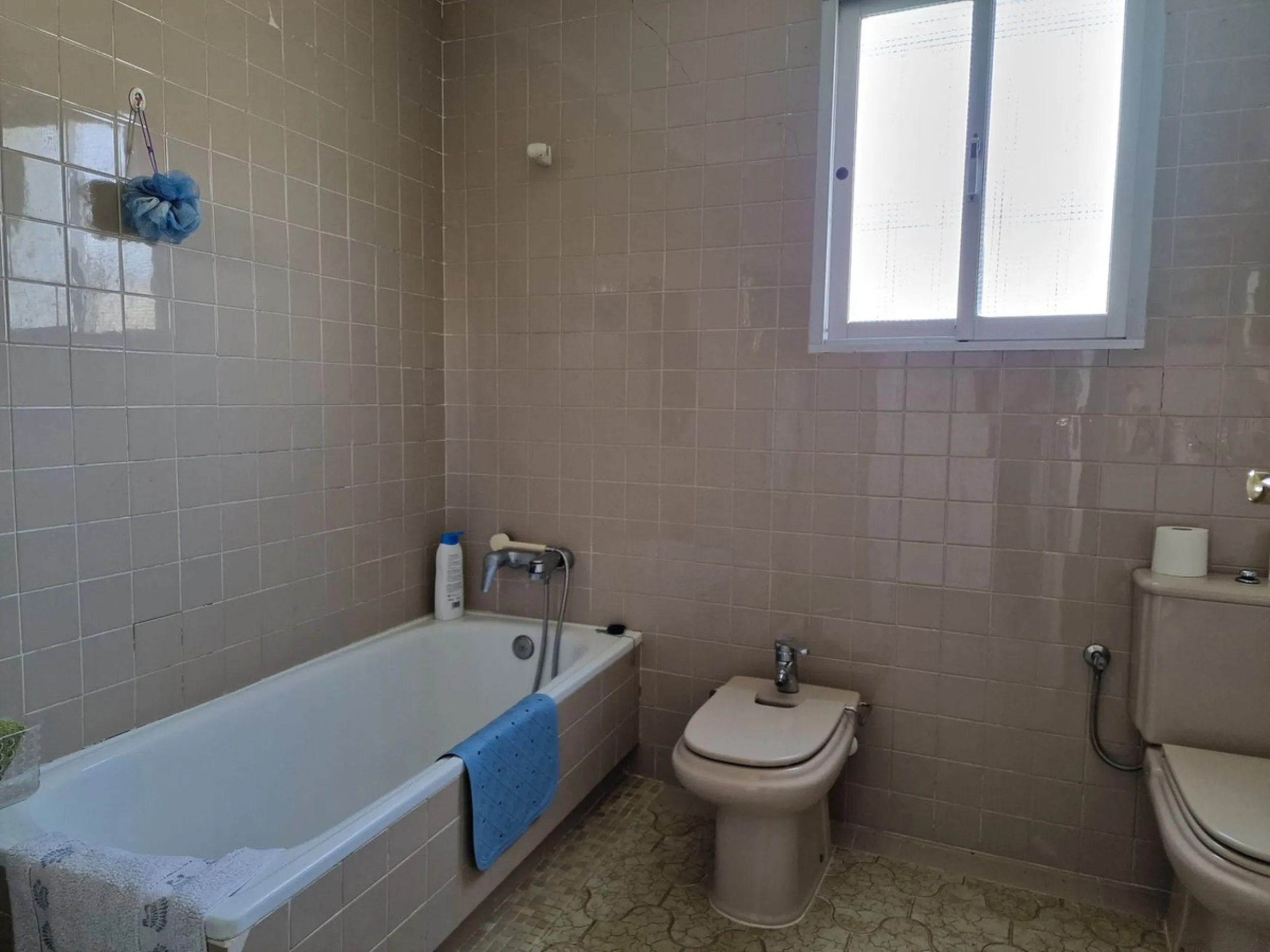 INVESTMENT OPPORTUNITY OR LARGE FAMILY HOME!!!