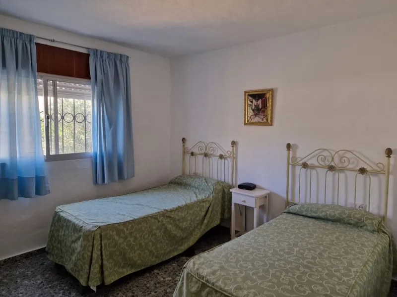 INVESTMENT OPPORTUNITY OR LARGE FAMILY HOME!!!
