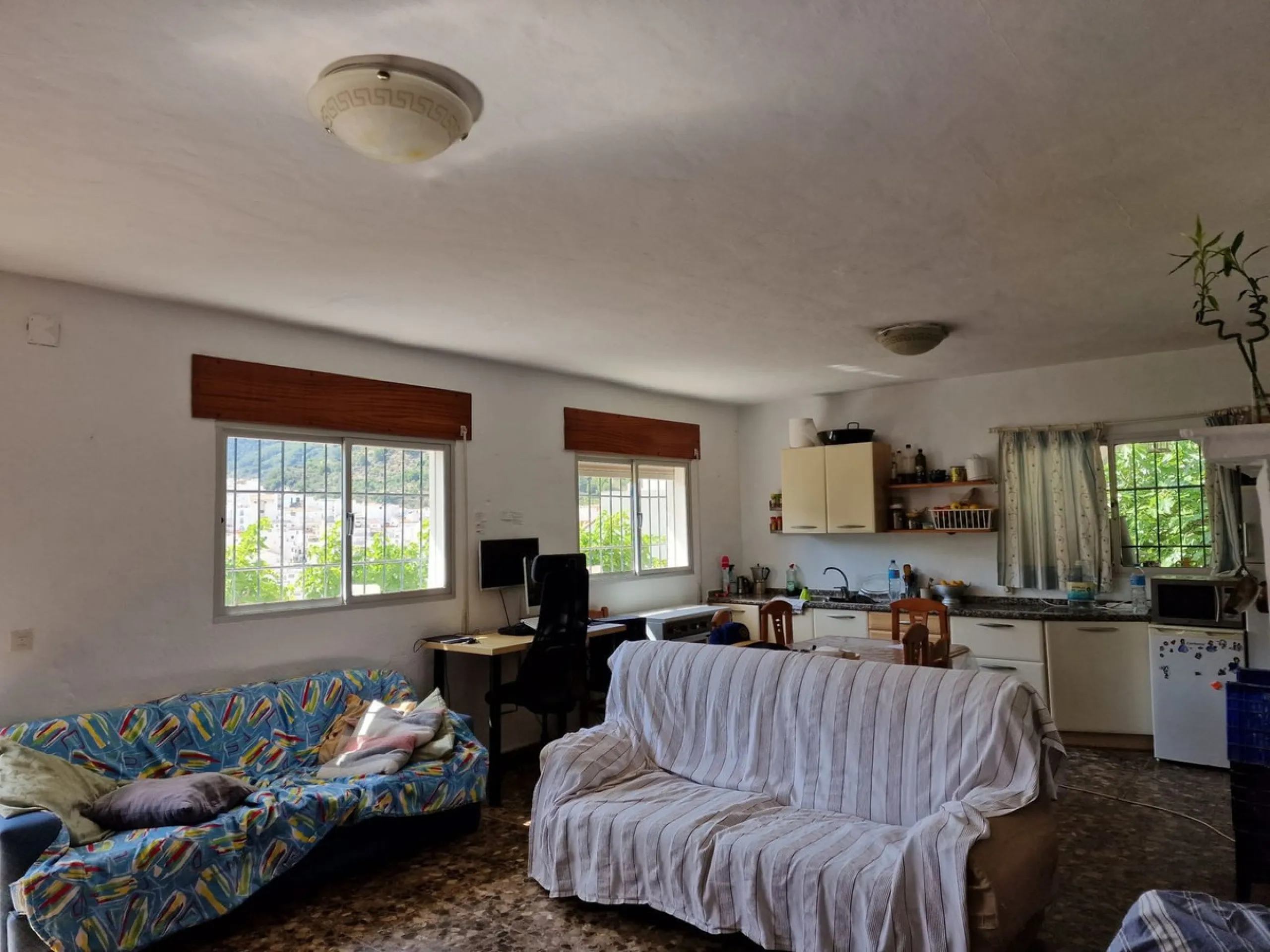 INVESTMENT OPPORTUNITY OR LARGE FAMILY HOME!!!