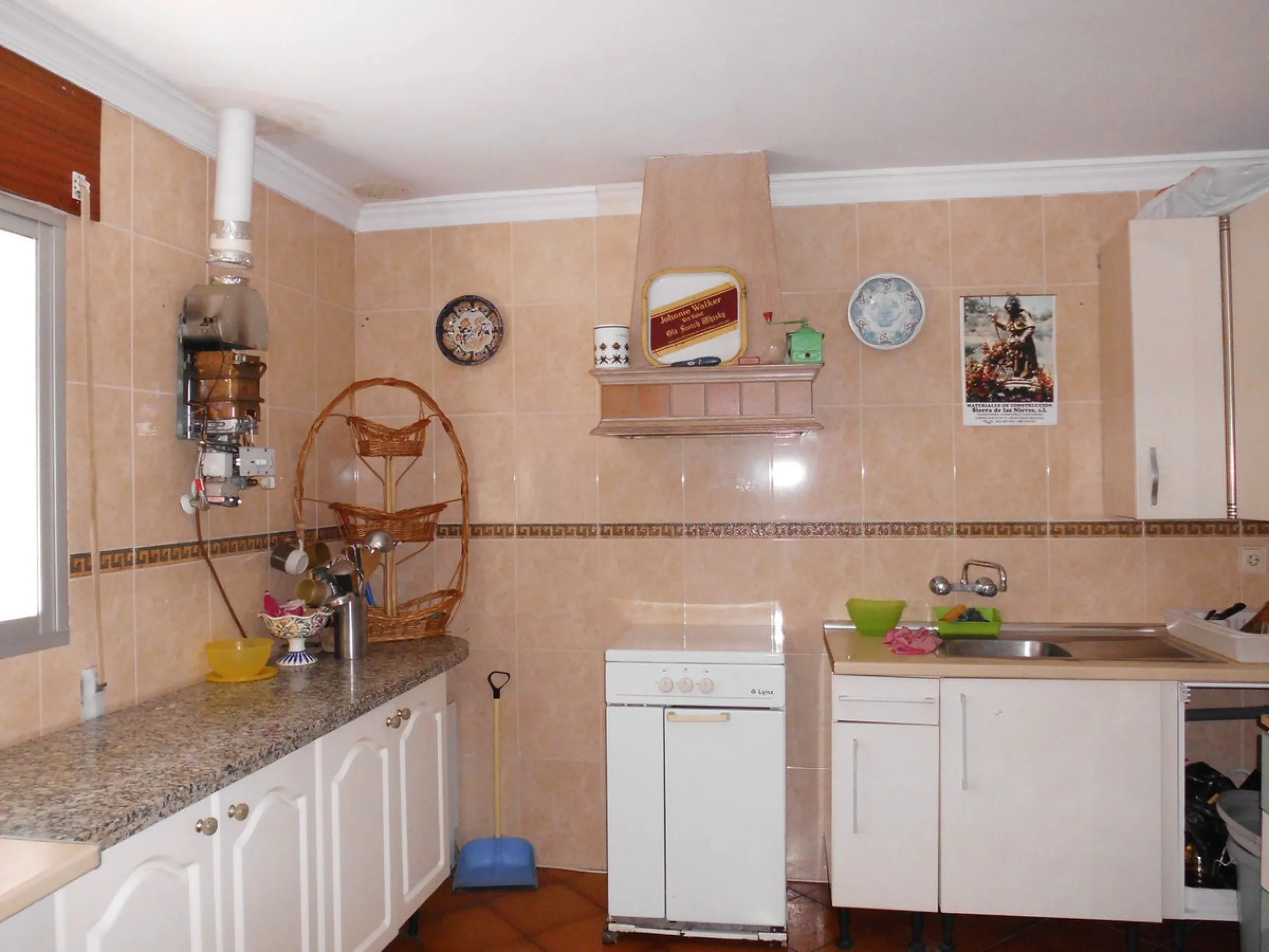 INVESTMENT OPPORTUNITY OR LARGE FAMILY HOME!!!