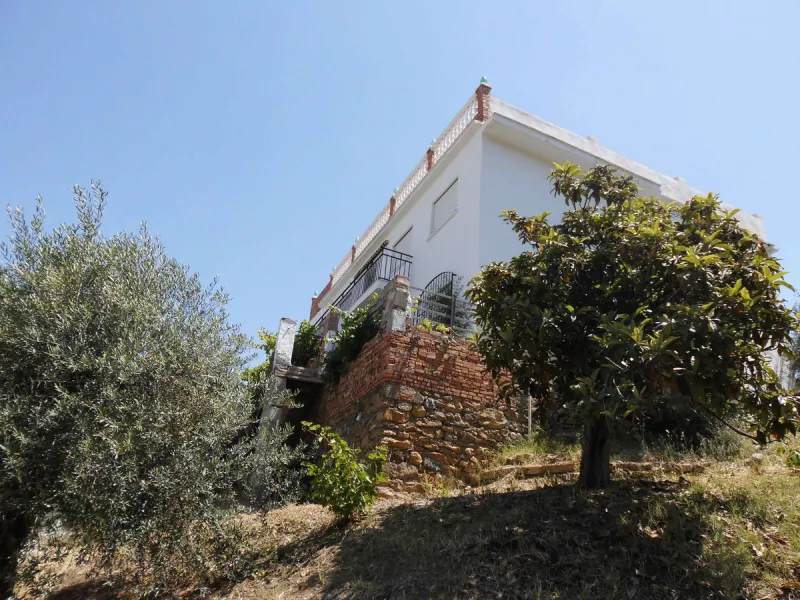 INVESTMENT OPPORTUNITY OR LARGE FAMILY HOME!!!