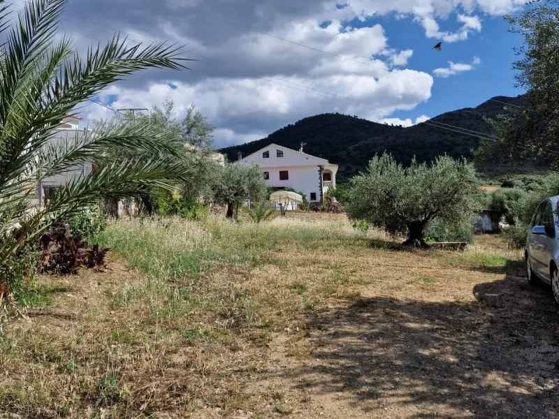 INVESTMENT OPPORTUNITY OR LARGE FAMILY HOME!!!
