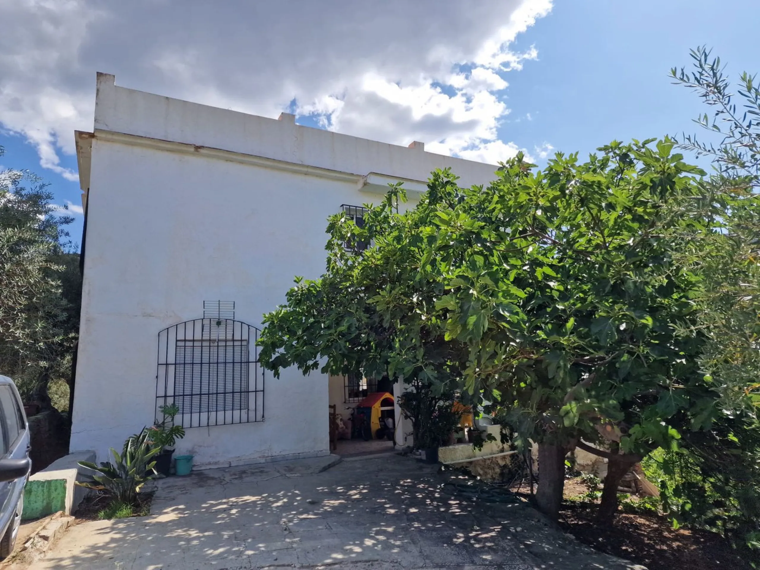 INVESTMENT OPPORTUNITY OR LARGE FAMILY HOME!!!