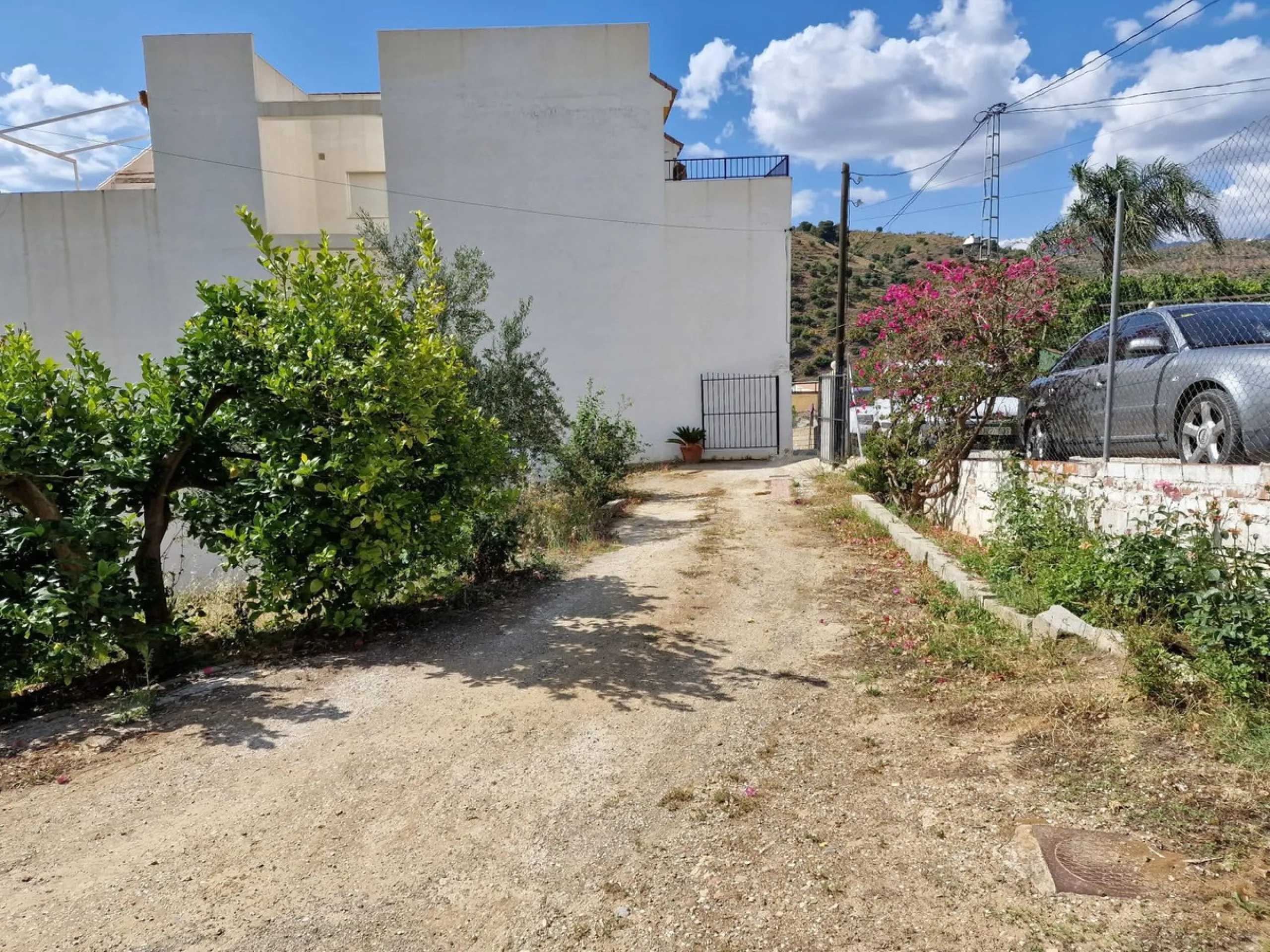 INVESTMENT OPPORTUNITY OR LARGE FAMILY HOME!!!