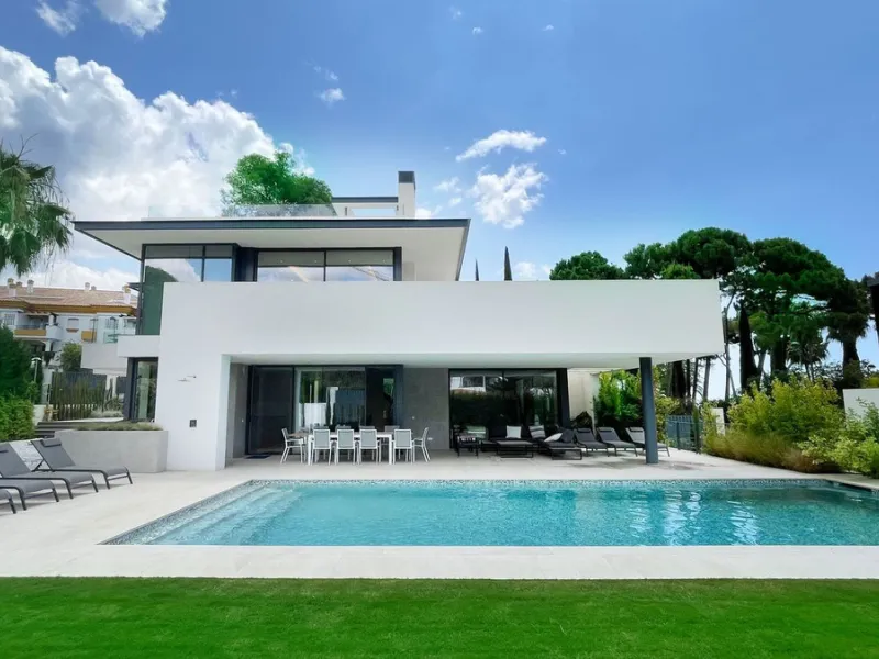 The house of your dreams is here, a spectecular brand new modern villa for sale in the heart of the golden mile of Marbella in Nagueles , it has 5 bedrooms and 5.5 bathrooms, built over 3 levels with luxirous elevator. Including a basement where you can f