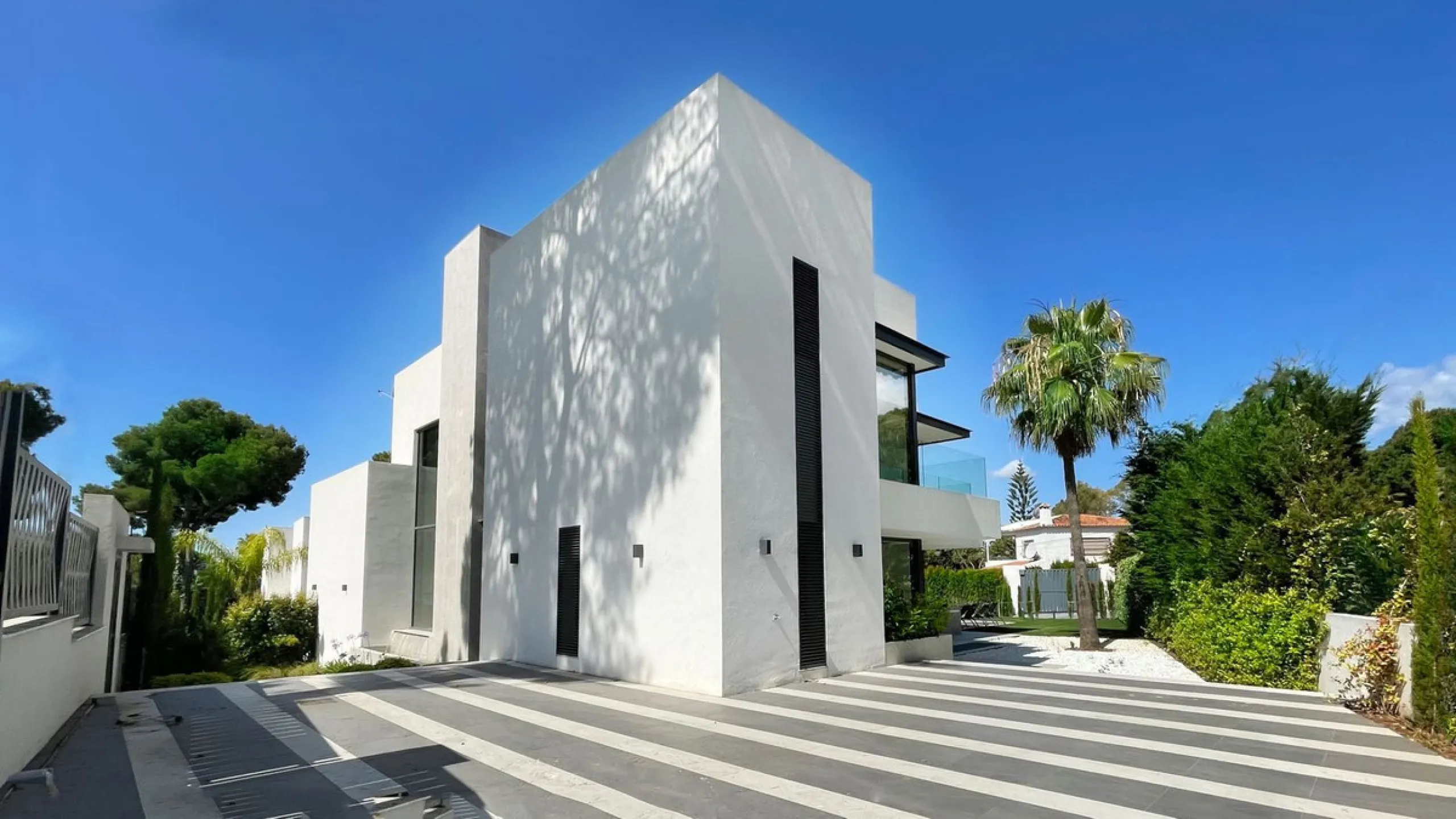 The house of your dreams is here, a spectecular brand new modern villa for sale in the heart of the golden mile of Marbella in Nagueles , it has 5 bedrooms and 5.5 bathrooms, built over 3 levels with luxirous elevator. Including a basement where you can f