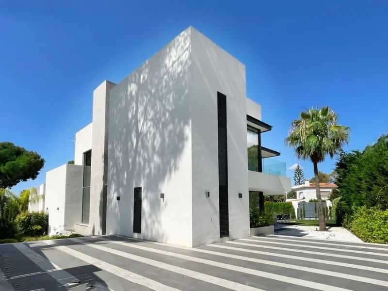 The house of your dreams is here, a spectecular brand new modern villa for sale in the heart of the golden mile of Marbella in Nagueles , it has 5 bedrooms and 5.5 bathrooms, built over 3 levels with luxirous elevator. Including a basement where you can f