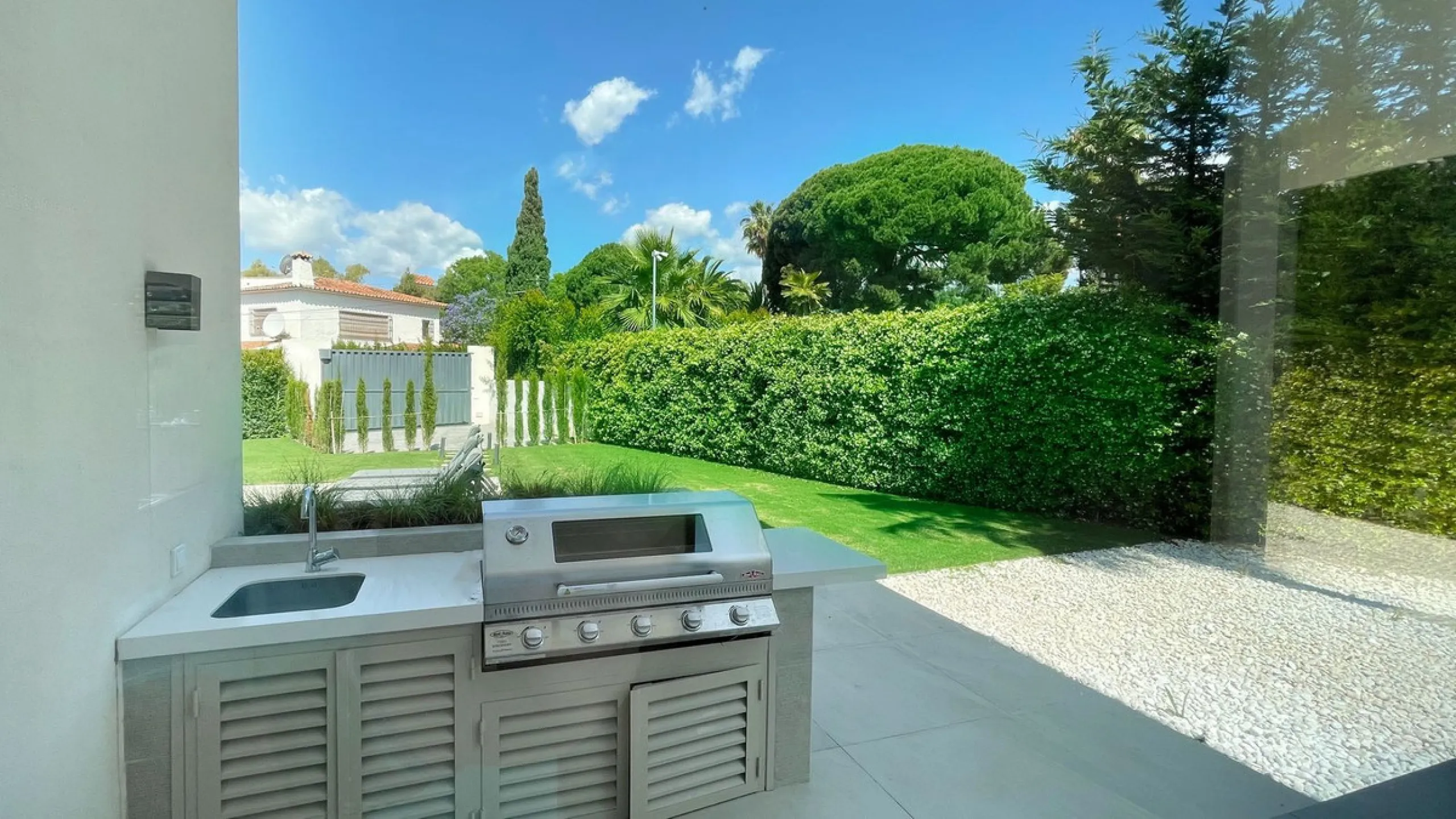 The house of your dreams is here, a spectecular brand new modern villa for sale in the heart of the golden mile of Marbella in Nagueles , it has 5 bedrooms and 5.5 bathrooms, built over 3 levels with luxirous elevator. Including a basement where you can f