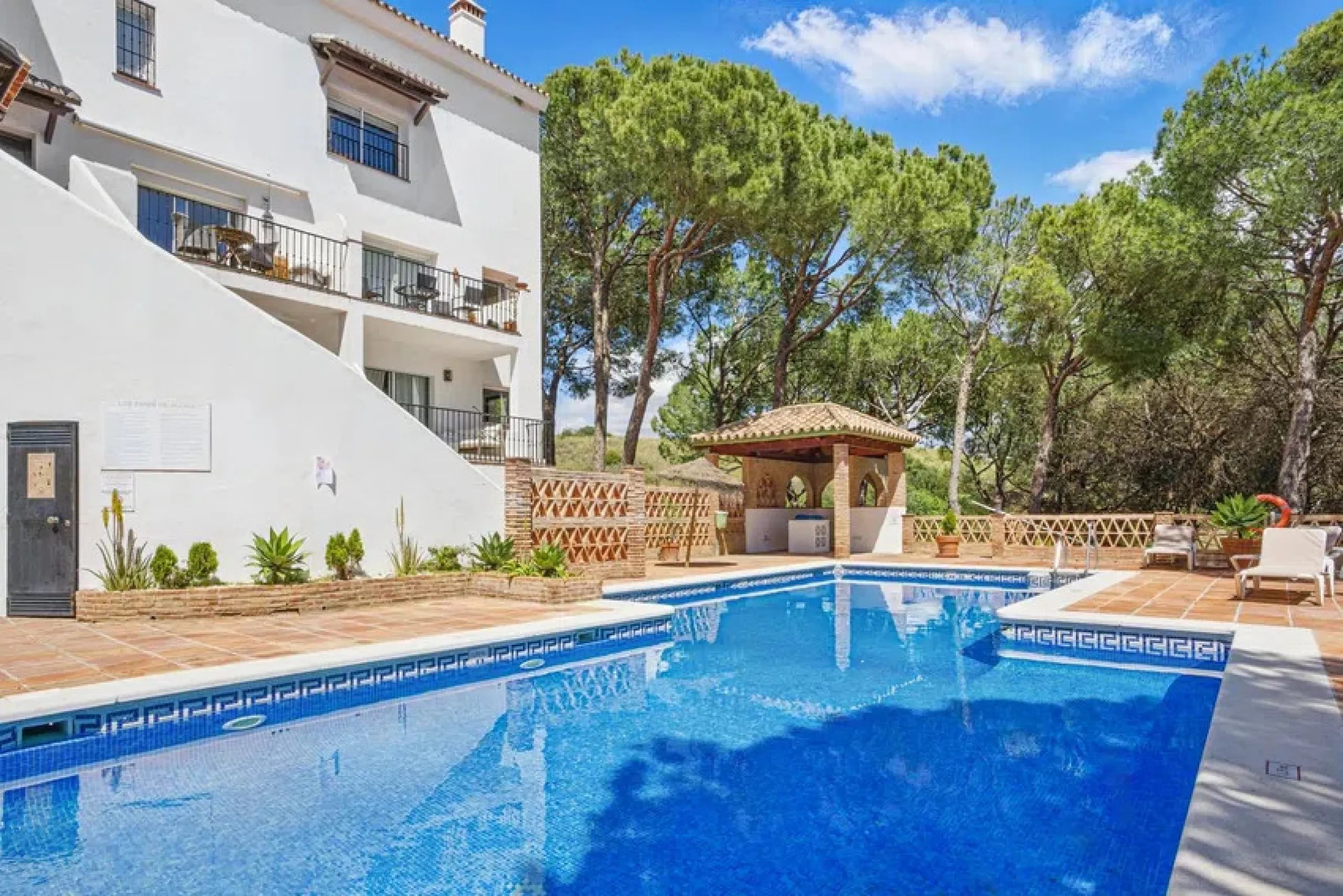 Im Herzen von Nueva Andalucía, nur 5 Autominuten von Puerto Banús und den Stränden entfernt, befindet sich dieses geräumige Penthouse mit vier Schlafzimmern in der begehrten Wohnanlage Los Pinos de Aloha