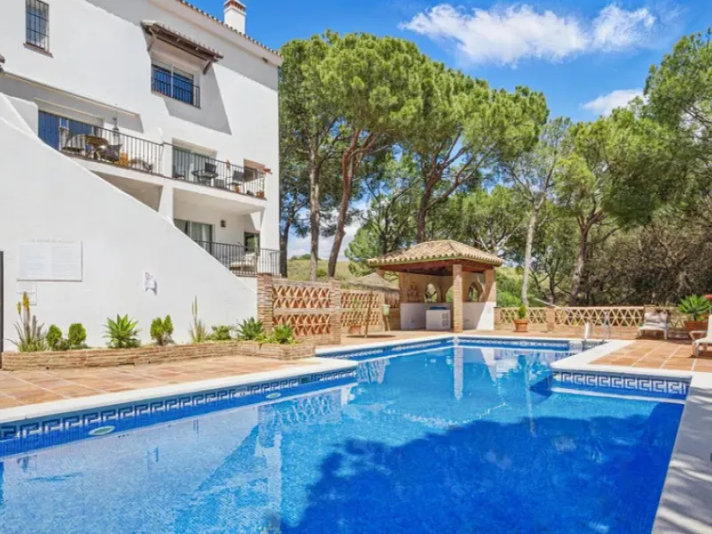 Im Herzen von Nueva Andalucía, nur 5 Autominuten von Puerto Banús und den Stränden entfernt, befindet sich dieses geräumige Penthouse mit vier Schlafzimmern in der begehrten Wohnanlage Los Pinos de Aloha