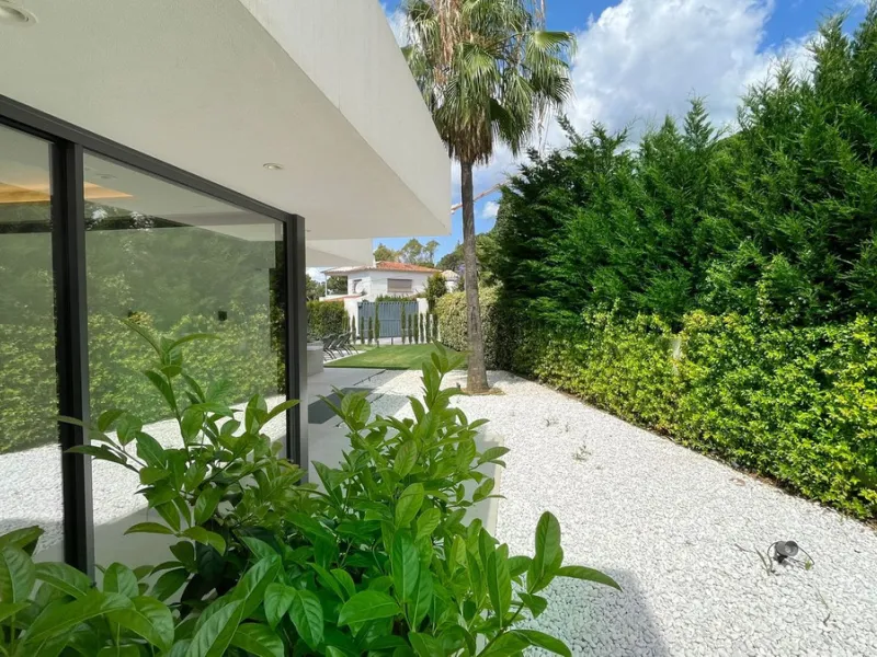 The house of your dreams is here, a spectecular brand new modern villa for sale in the heart of the golden mile of Marbella in Nagueles , it has 5 bedrooms and 5.5 bathrooms, built over 3 levels with luxirous elevator. Including a basement where you can f