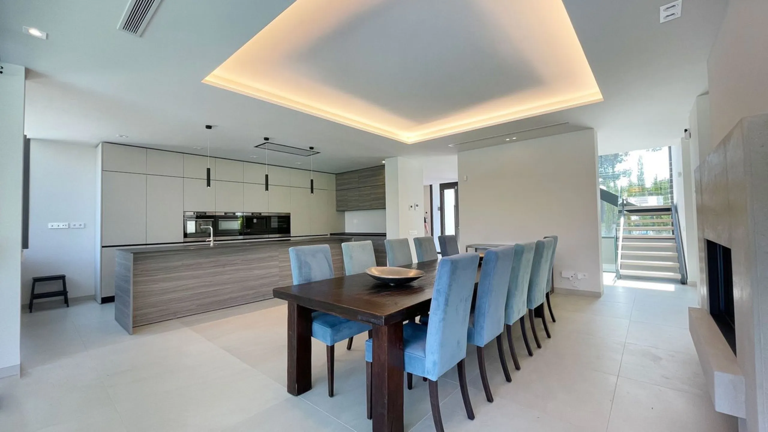 The house of your dreams is here, a spectecular brand new modern villa for sale in the heart of the golden mile of Marbella in Nagueles , it has 5 bedrooms and 5.5 bathrooms, built over 3 levels with luxirous elevator. Including a basement where you can f