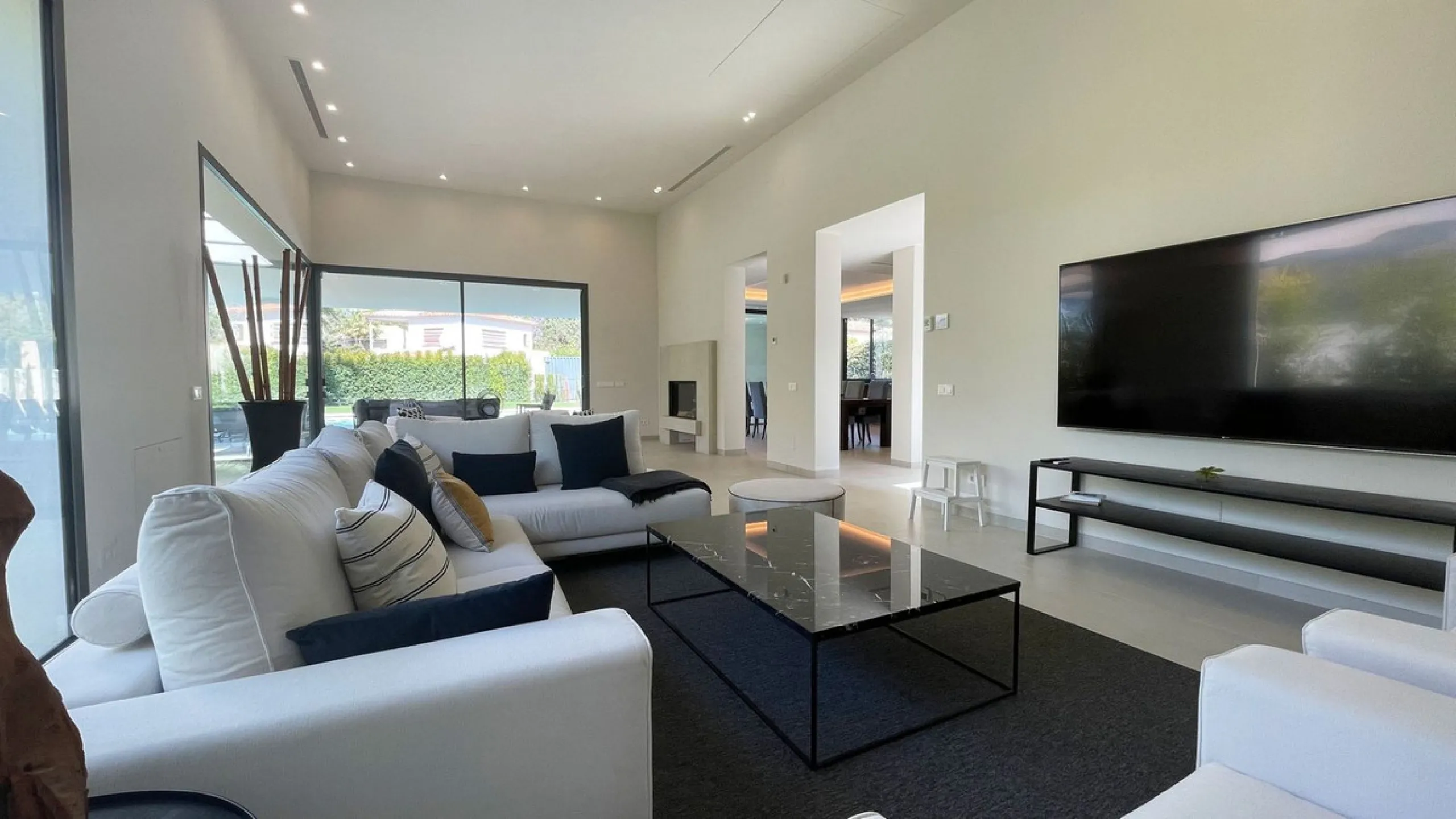 The house of your dreams is here, a spectecular brand new modern villa for sale in the heart of the golden mile of Marbella in Nagueles , it has 5 bedrooms and 5.5 bathrooms, built over 3 levels with luxirous elevator. Including a basement where you can f