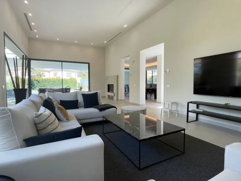 The house of your dreams is here, a spectecular brand new modern villa for sale in the heart of the golden mile of Marbella in Nagueles , it has 5 bedrooms and 5.5 bathrooms, built over 3 levels with luxirous elevator. Including a basement where you can f