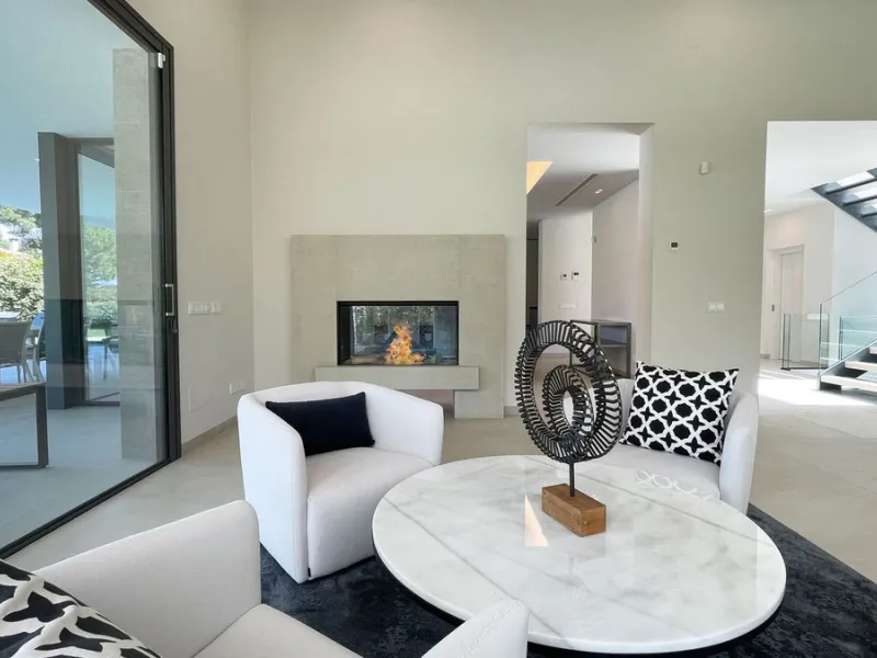 The house of your dreams is here, a spectecular brand new modern villa for sale in the heart of the golden mile of Marbella in Nagueles , it has 5 bedrooms and 5.5 bathrooms, built over 3 levels with luxirous elevator. Including a basement where you can f