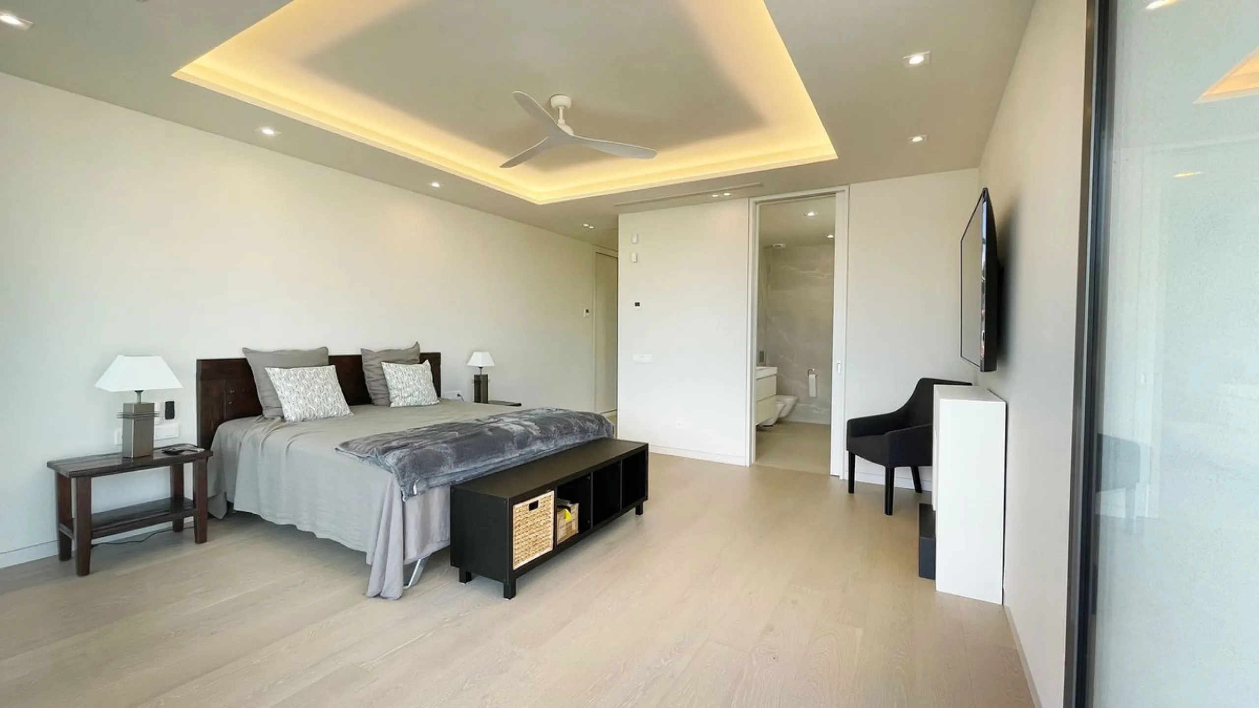 The house of your dreams is here, a spectecular brand new modern villa for sale in the heart of the golden mile of Marbella in Nagueles , it has 5 bedrooms and 5.5 bathrooms, built over 3 levels with luxirous elevator. Including a basement where you can f