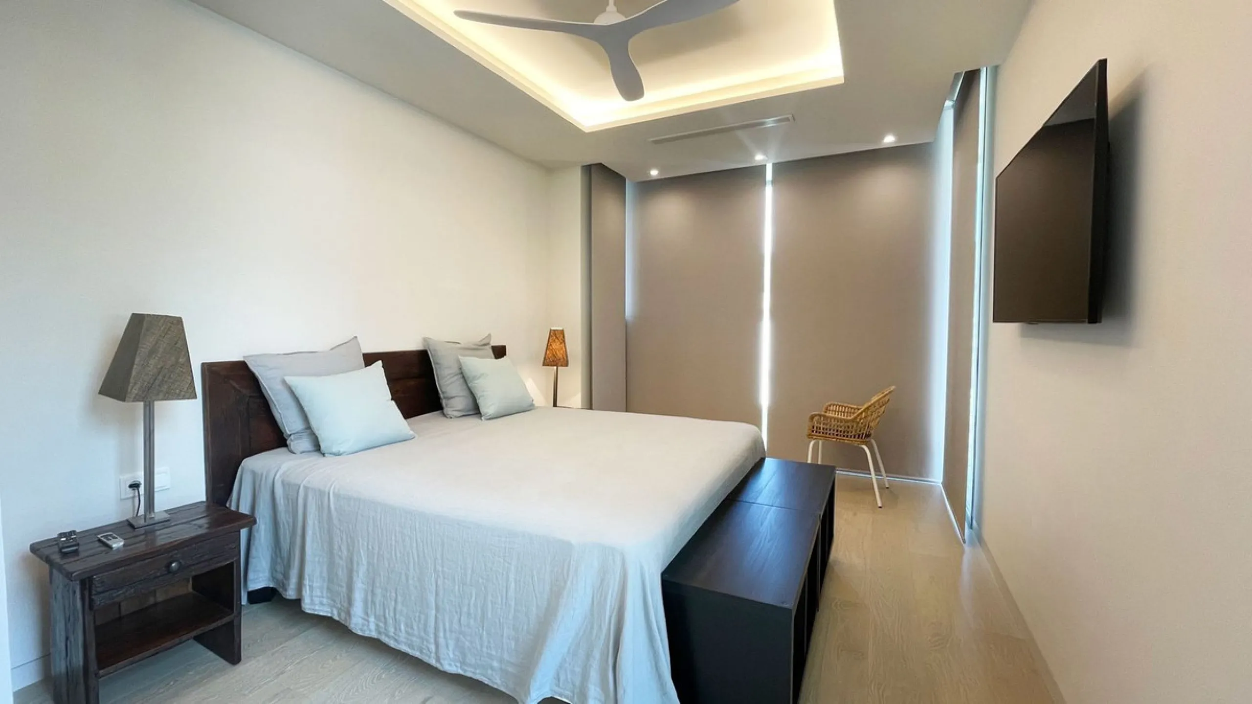 The house of your dreams is here, a spectecular brand new modern villa for sale in the heart of the golden mile of Marbella in Nagueles , it has 5 bedrooms and 5.5 bathrooms, built over 3 levels with luxirous elevator. Including a basement where you can f