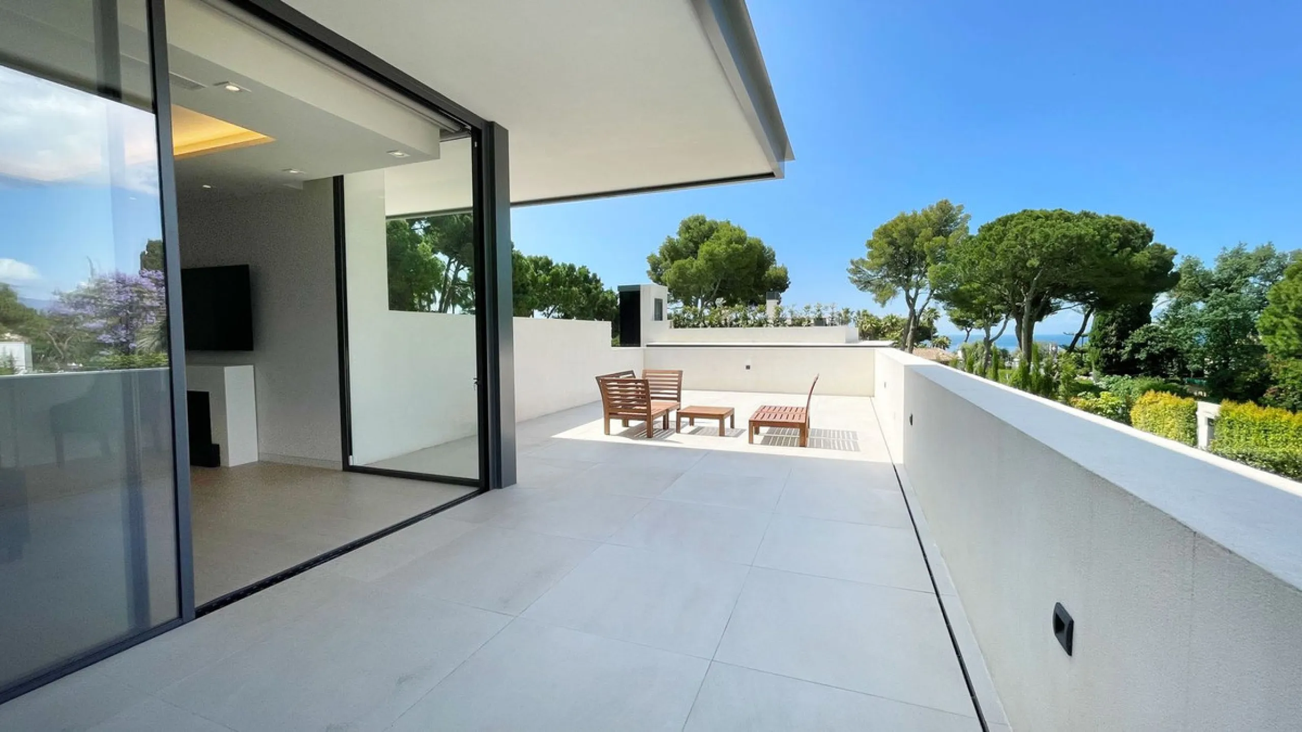 The house of your dreams is here, a spectecular brand new modern villa for sale in the heart of the golden mile of Marbella in Nagueles , it has 5 bedrooms and 5.5 bathrooms, built over 3 levels with luxirous elevator. Including a basement where you can f