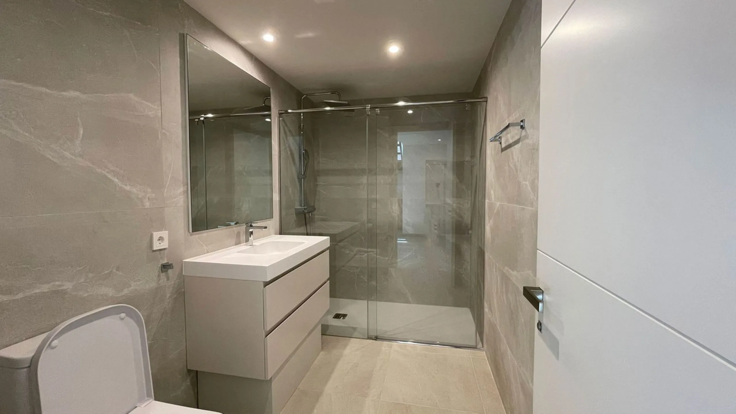 The house of your dreams is here, a spectecular brand new modern villa for sale in the heart of the golden mile of Marbella in Nagueles , it has 5 bedrooms and 5.5 bathrooms, built over 3 levels with luxirous elevator. Including a basement where you can f