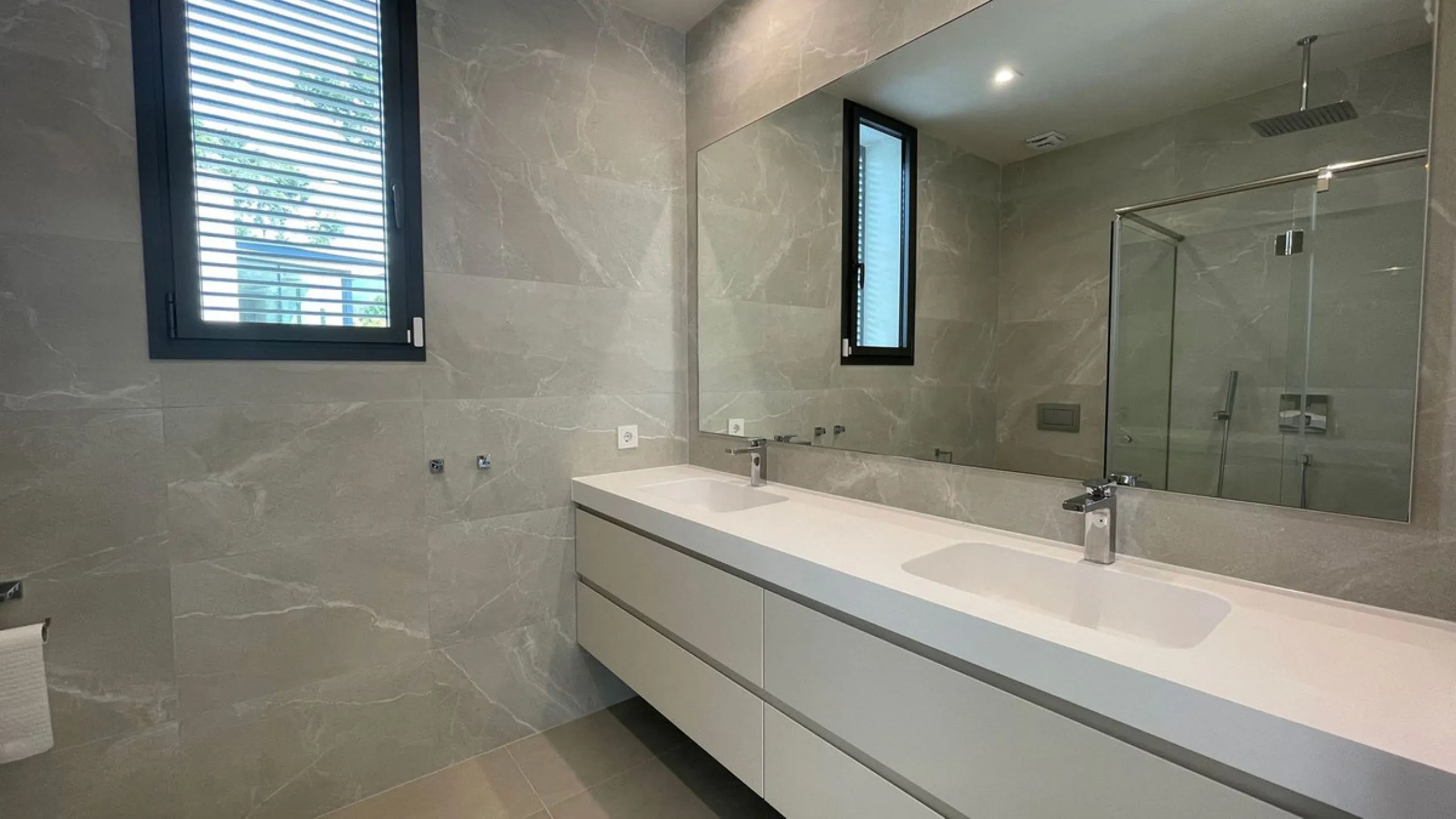 The house of your dreams is here, a spectecular brand new modern villa for sale in the heart of the golden mile of Marbella in Nagueles , it has 5 bedrooms and 5.5 bathrooms, built over 3 levels with luxirous elevator. Including a basement where you can f
