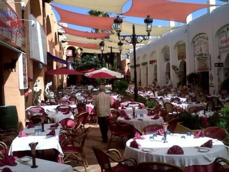 Fully operational restaurant situated in the busy area of El Zoco in Calahonda. Traspaso 35.000€ and  2300€/pm rental.  or for sale freehold including local with furniture for 285000