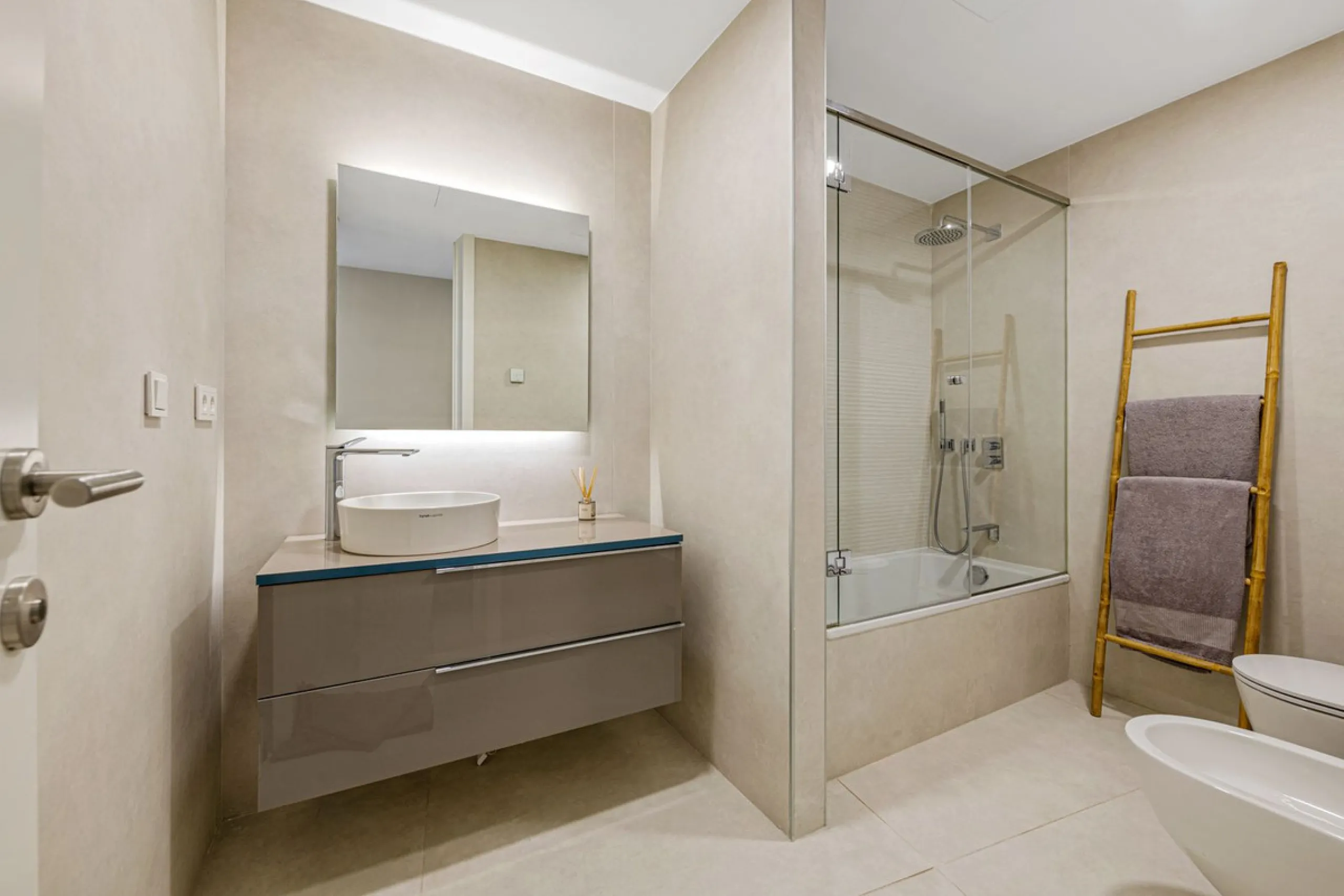 Apartment - Ground Floor Apartment в продаже в Estepona, Málaga. В доме 3 спален и 2 ванных комнат. Площадь дома 127 м². Площадь участка 42 м²
