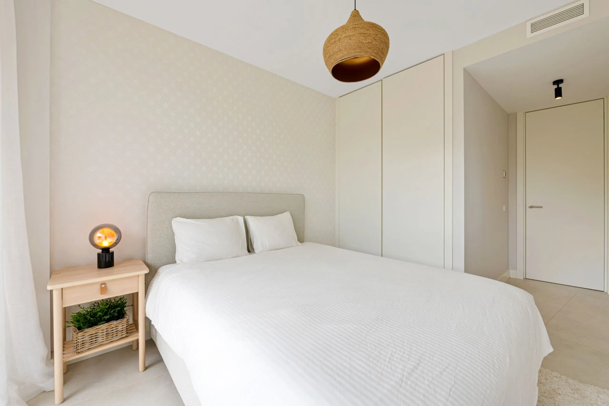 Apartment - Ground Floor Apartment в продаже в Estepona, Málaga. В доме 3 спален и 2 ванных комнат. Площадь дома 127 м². Площадь участка 42 м²