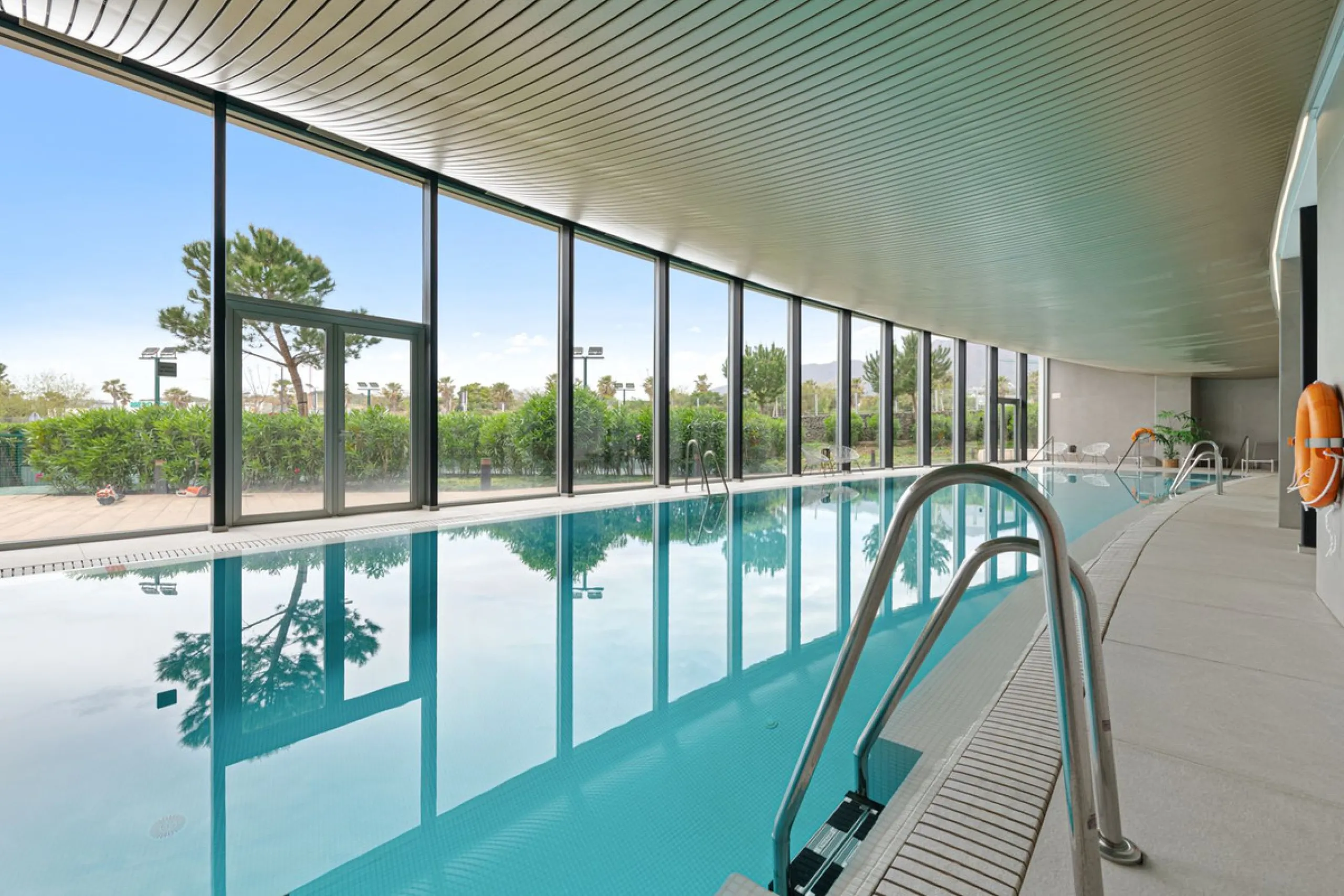 Apartment - Ground Floor Apartment в продаже в Estepona, Málaga. В доме 3 спален и 2 ванных комнат. Площадь дома 127 м². Площадь участка 42 м²