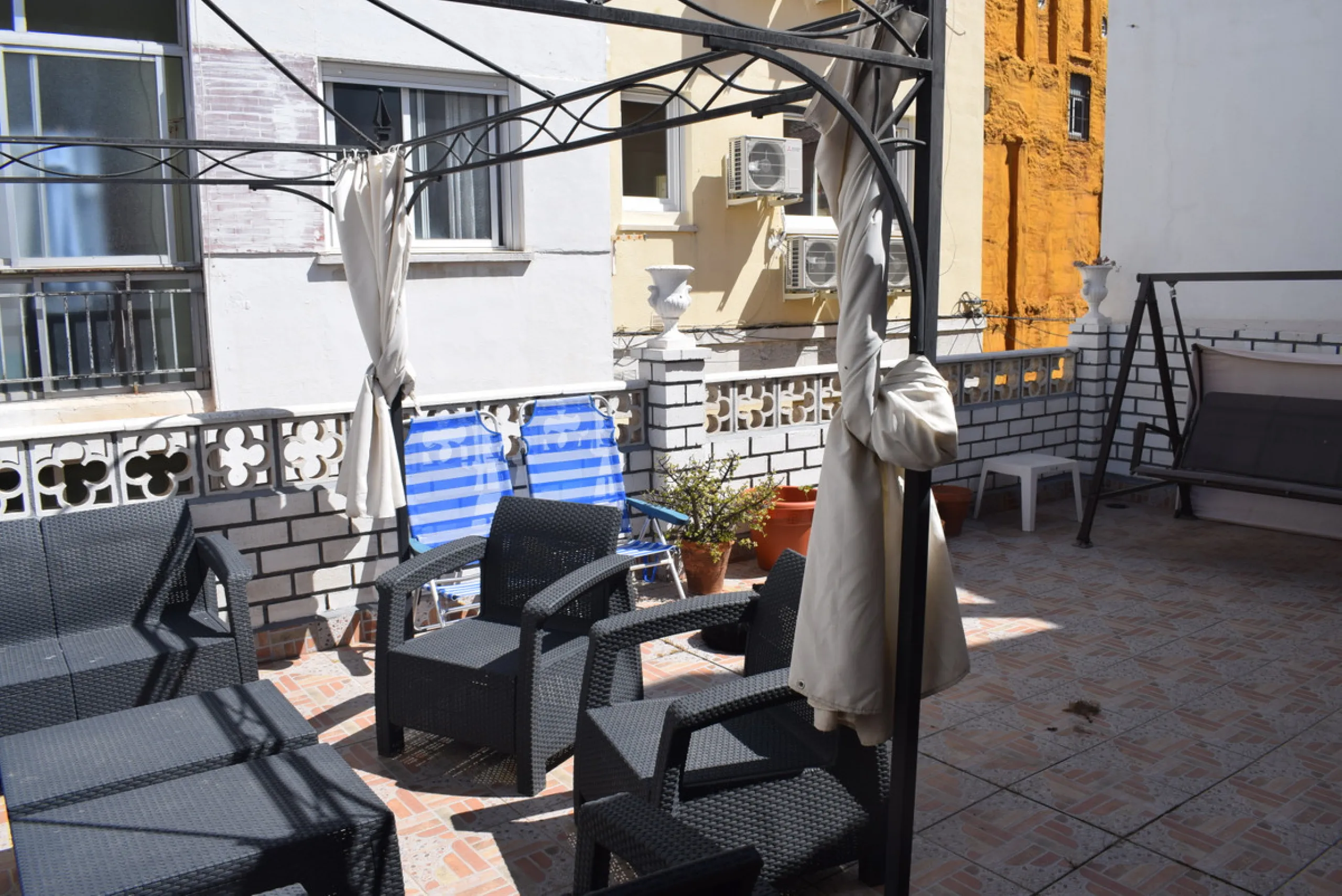 House - Townhouse в продаже в Málaga, Málaga. В доме 3 спален и 1 ванных комнат. Площадь дома 172 м²