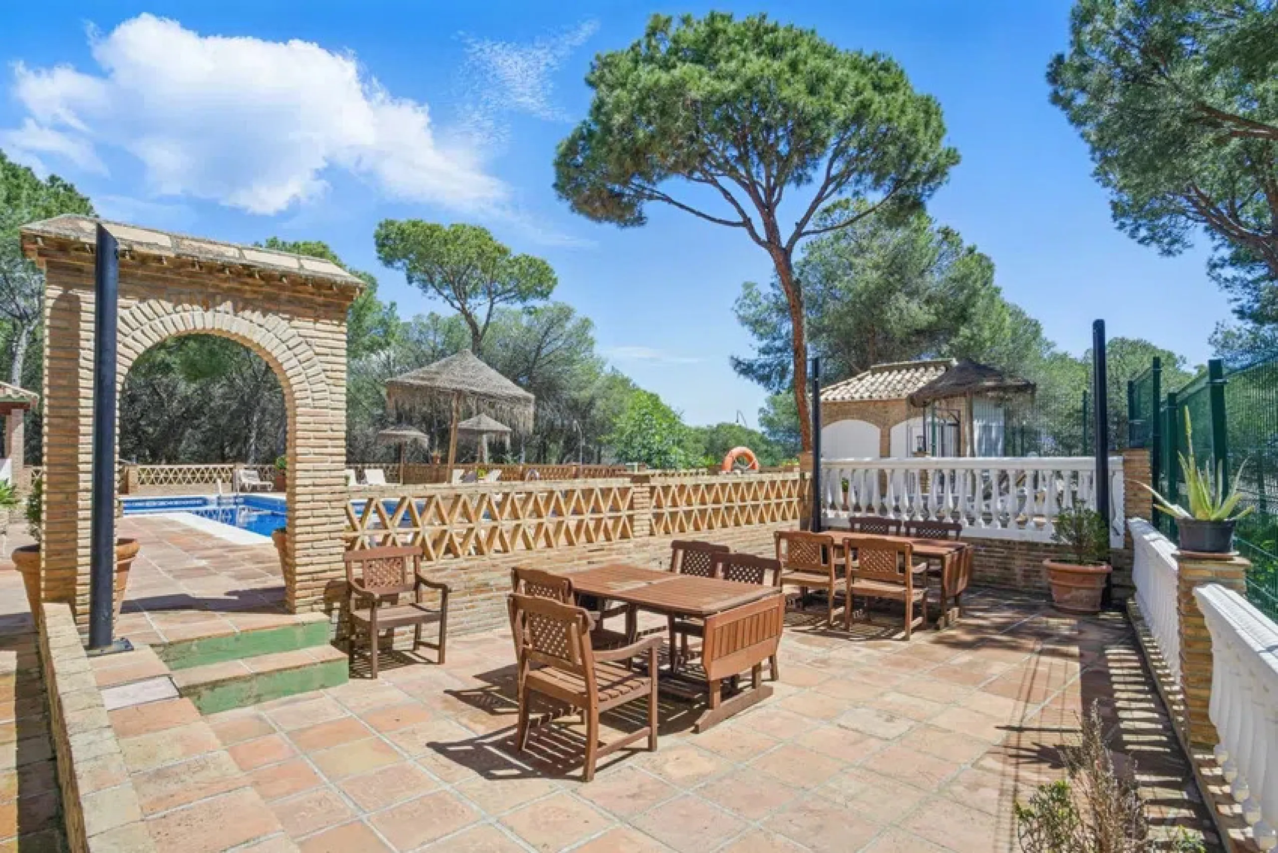Im Herzen von Nueva Andalucía, nur 5 Autominuten von Puerto Banús und den Stränden entfernt, befindet sich dieses geräumige Penthouse mit vier Schlafzimmern in der begehrten Wohnanlage Los Pinos de Aloha