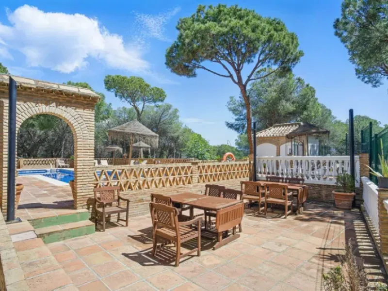 Im Herzen von Nueva Andalucía, nur 5 Autominuten von Puerto Banús und den Stränden entfernt, befindet sich dieses geräumige Penthouse mit vier Schlafzimmern in der begehrten Wohnanlage Los Pinos de Aloha