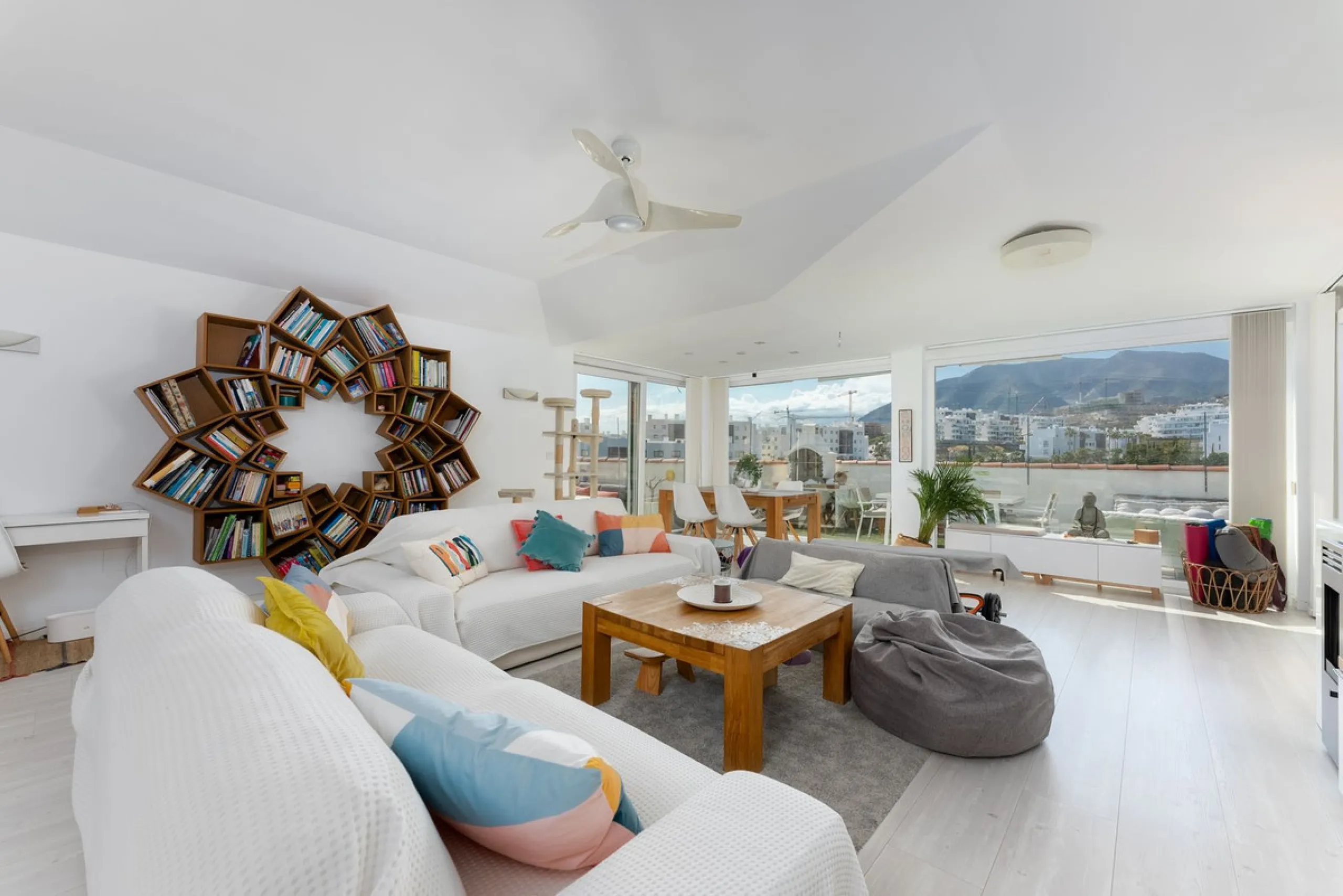 Apartment - Penthouse в продаже в Fuengirola, Málaga. В доме 3 спален и 2 ванных комнат. Площадь дома 106 м²