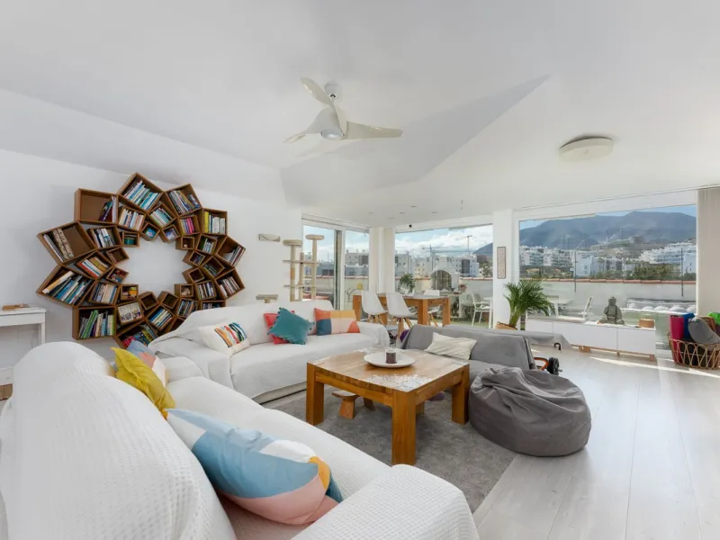 Refurbished modern penthouse, south-south/west orientation, located in the exclusive urbanization Reserva del Higuerón. Consits of hall entrance, 3 bedrooms and 2 bathrooms, wooden floors throughtout all the apartment, spacious living-dining room with lar