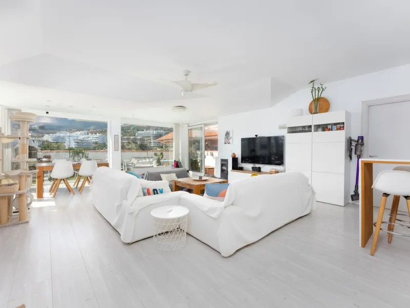 Apartment - Penthouse в продаже в Fuengirola, Málaga. В доме 3 спален и 2 ванных комнат. Площадь дома 106 м²