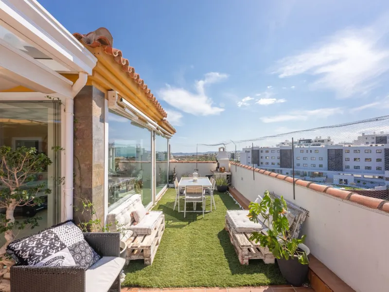 Apartment - Penthouse в продаже в Fuengirola, Málaga. В доме 3 спален и 2 ванных комнат. Площадь дома 106 м²
