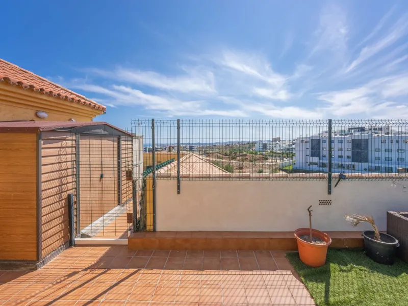 Apartment - Penthouse в продаже в Fuengirola, Málaga. В доме 3 спален и 2 ванных комнат. Площадь дома 106 м²