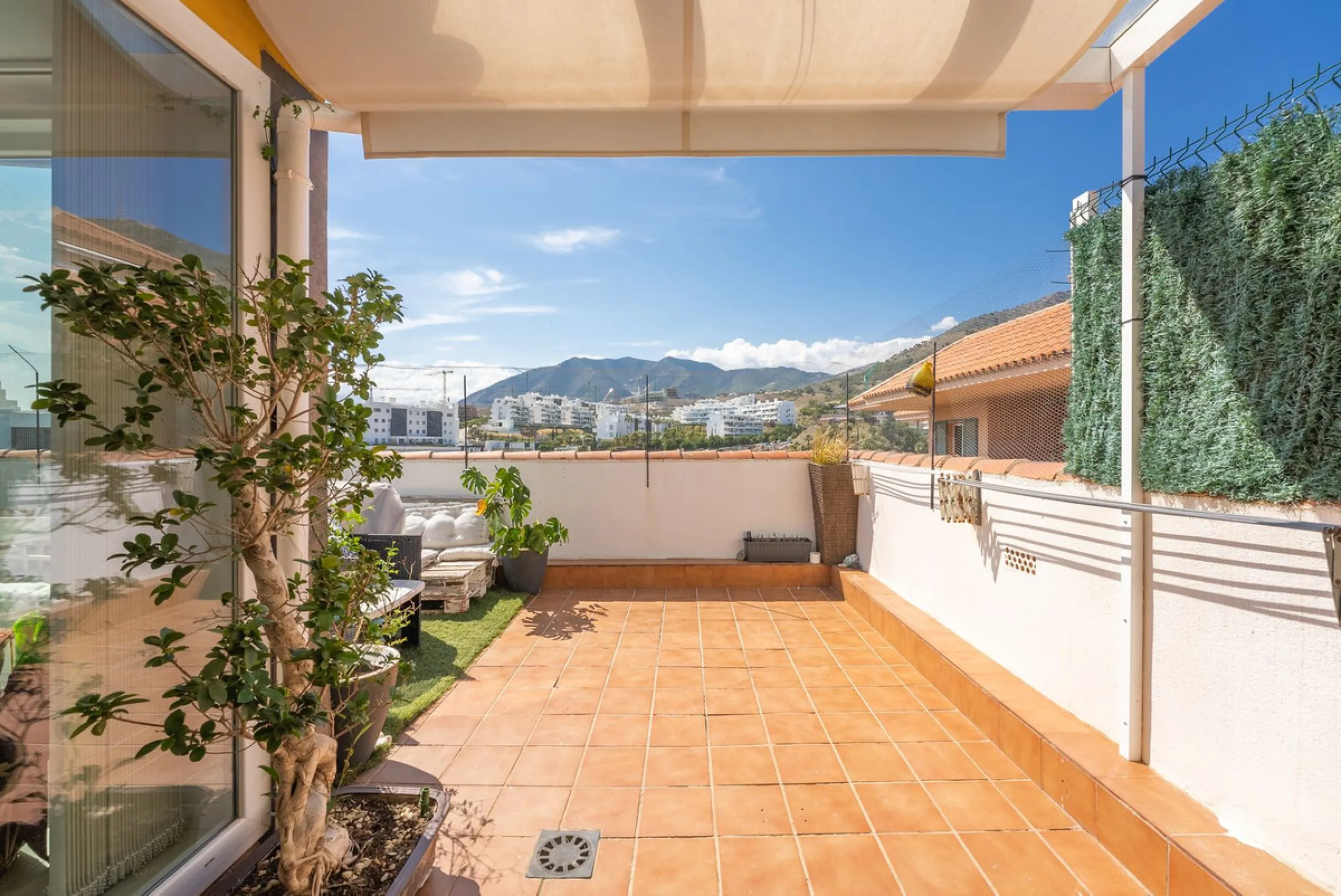 Apartment - Penthouse в продаже в Fuengirola, Málaga. В доме 3 спален и 2 ванных комнат. Площадь дома 106 м²