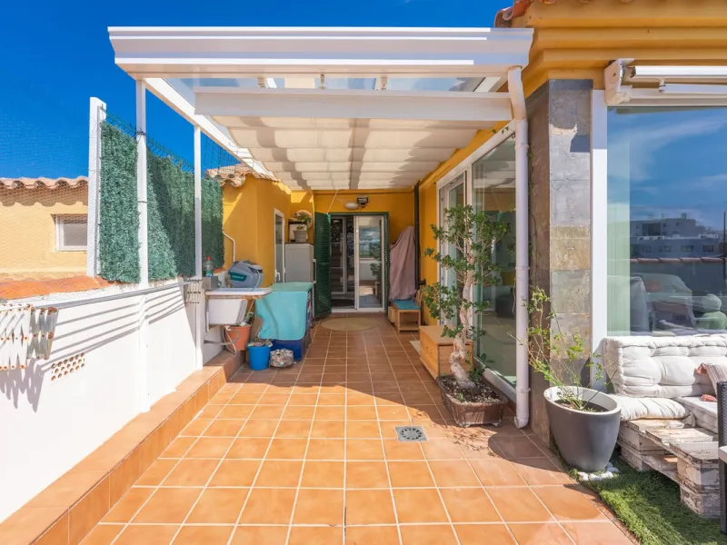 Apartment - Penthouse в продаже в Fuengirola, Málaga. В доме 3 спален и 2 ванных комнат. Площадь дома 106 м²