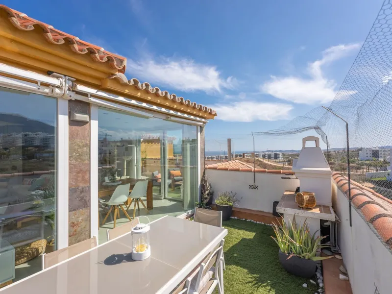 Apartment - Penthouse в продаже в Fuengirola, Málaga. В доме 3 спален и 2 ванных комнат. Площадь дома 106 м²