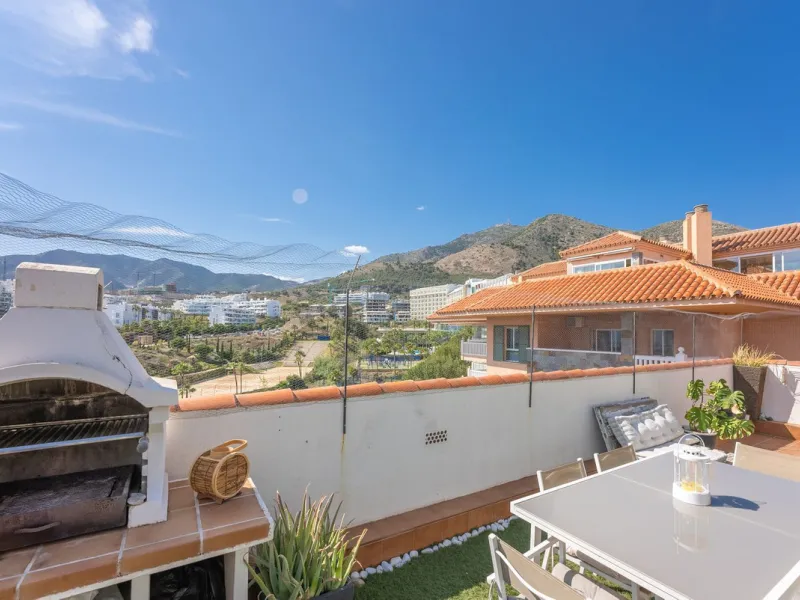 Apartment - Penthouse в продаже в Fuengirola, Málaga. В доме 3 спален и 2 ванных комнат. Площадь дома 106 м²