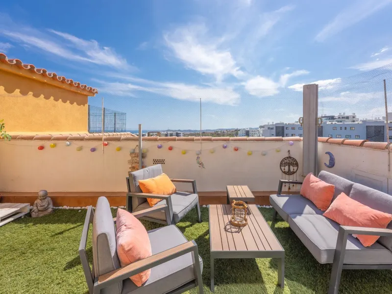 Apartment - Penthouse в продаже в Fuengirola, Málaga. В доме 3 спален и 2 ванных комнат. Площадь дома 106 м²